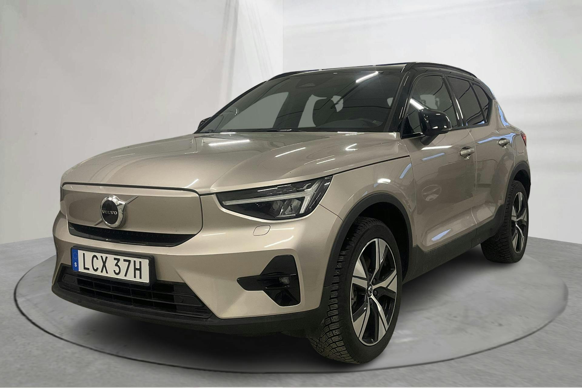 Zdjęcie prezentacyjne 1 z 27: Volvo XC40 Recharge Twin Motor AWD (408hk) - 35 300 km - Automatyczna - Light Grey - 2023