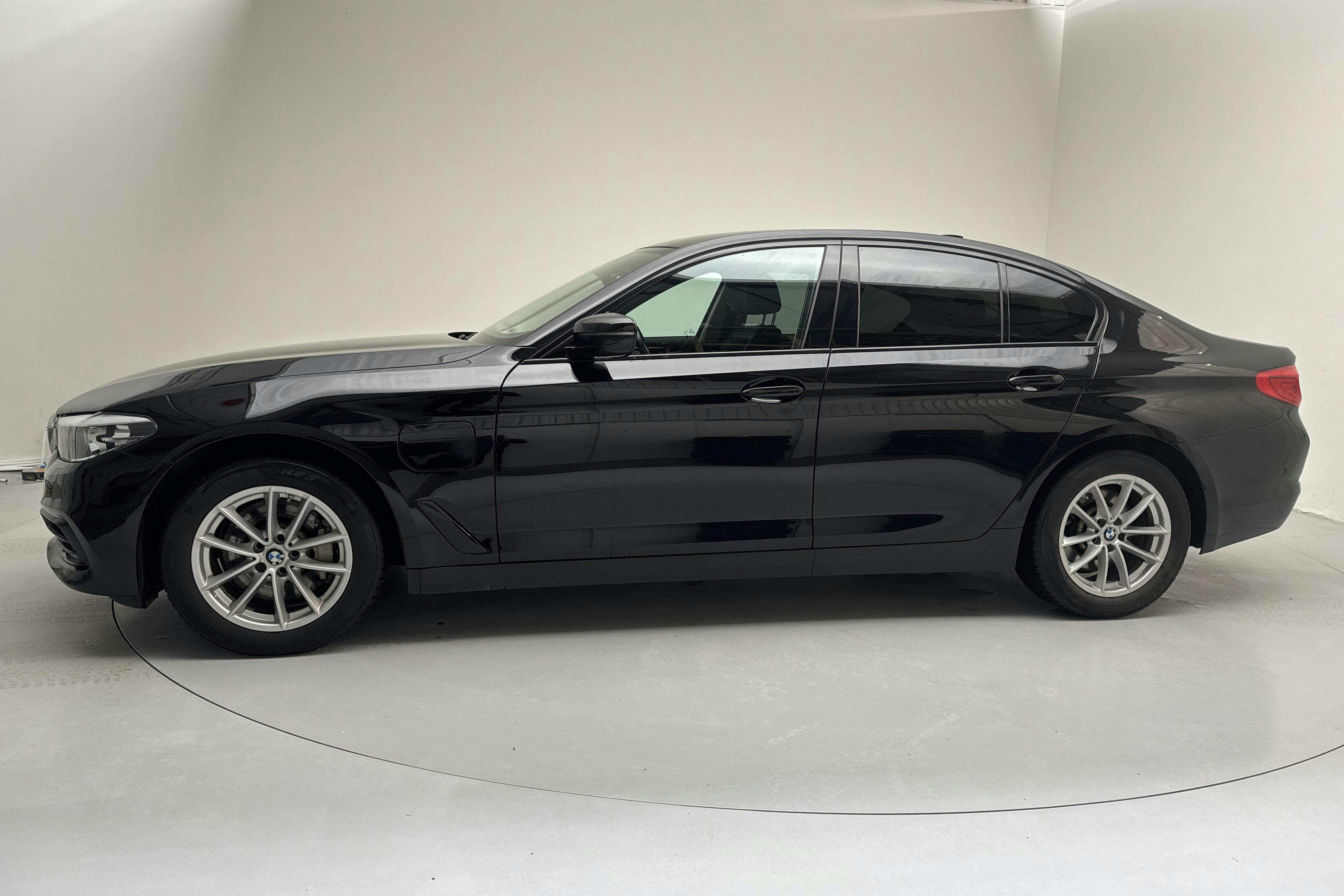 Esitlusfoto 2 aadressil 18: BMW 530e iPerformance Sedan, G30 12kWh (252hk) - 147 240 km - Automaatne - must - 2020