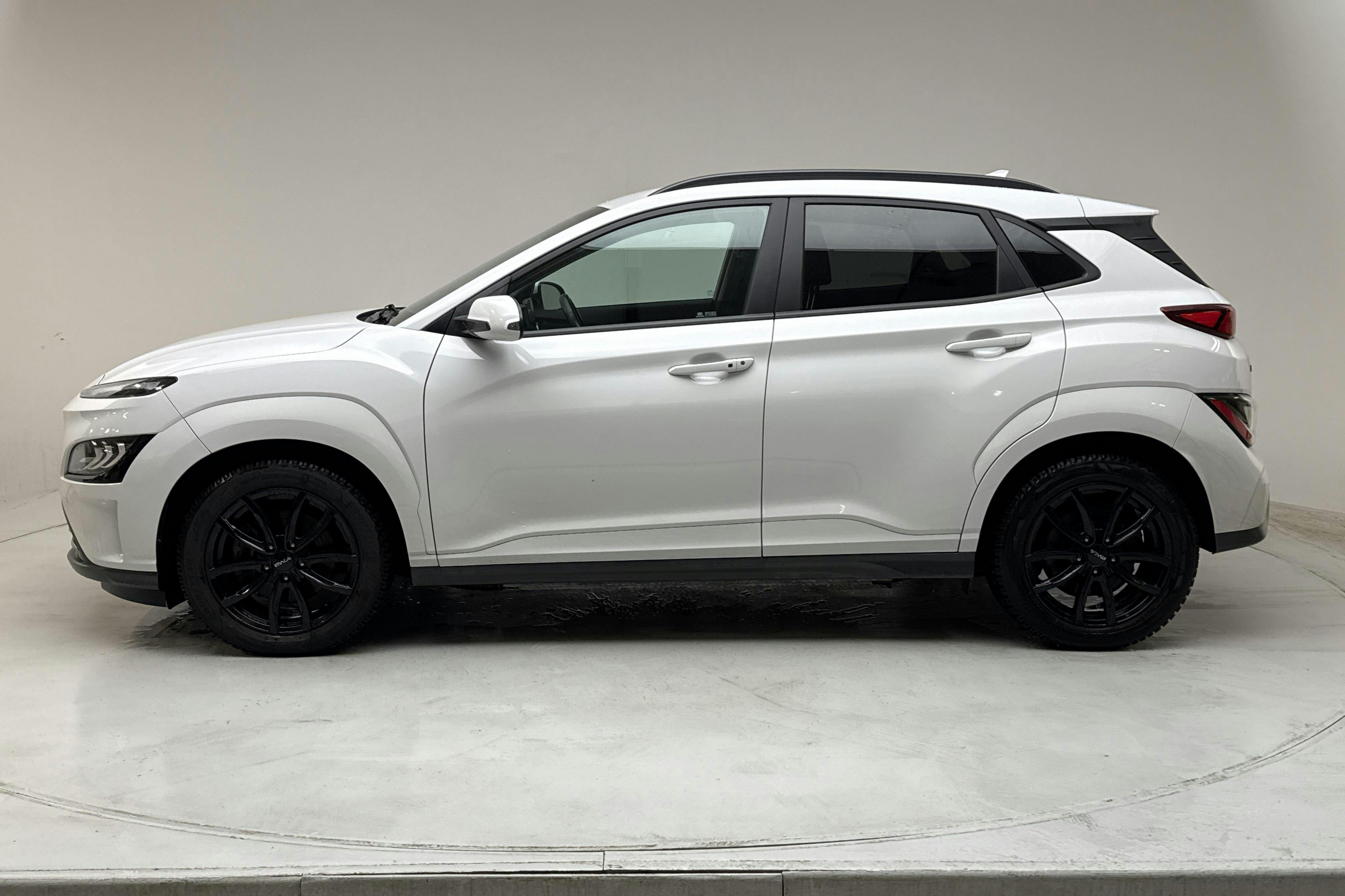 Presentationsfoto 2 av 17: Hyundai Kona Electric 64kWh (204hk) - 7 439 mil - Automat - vit - 2022