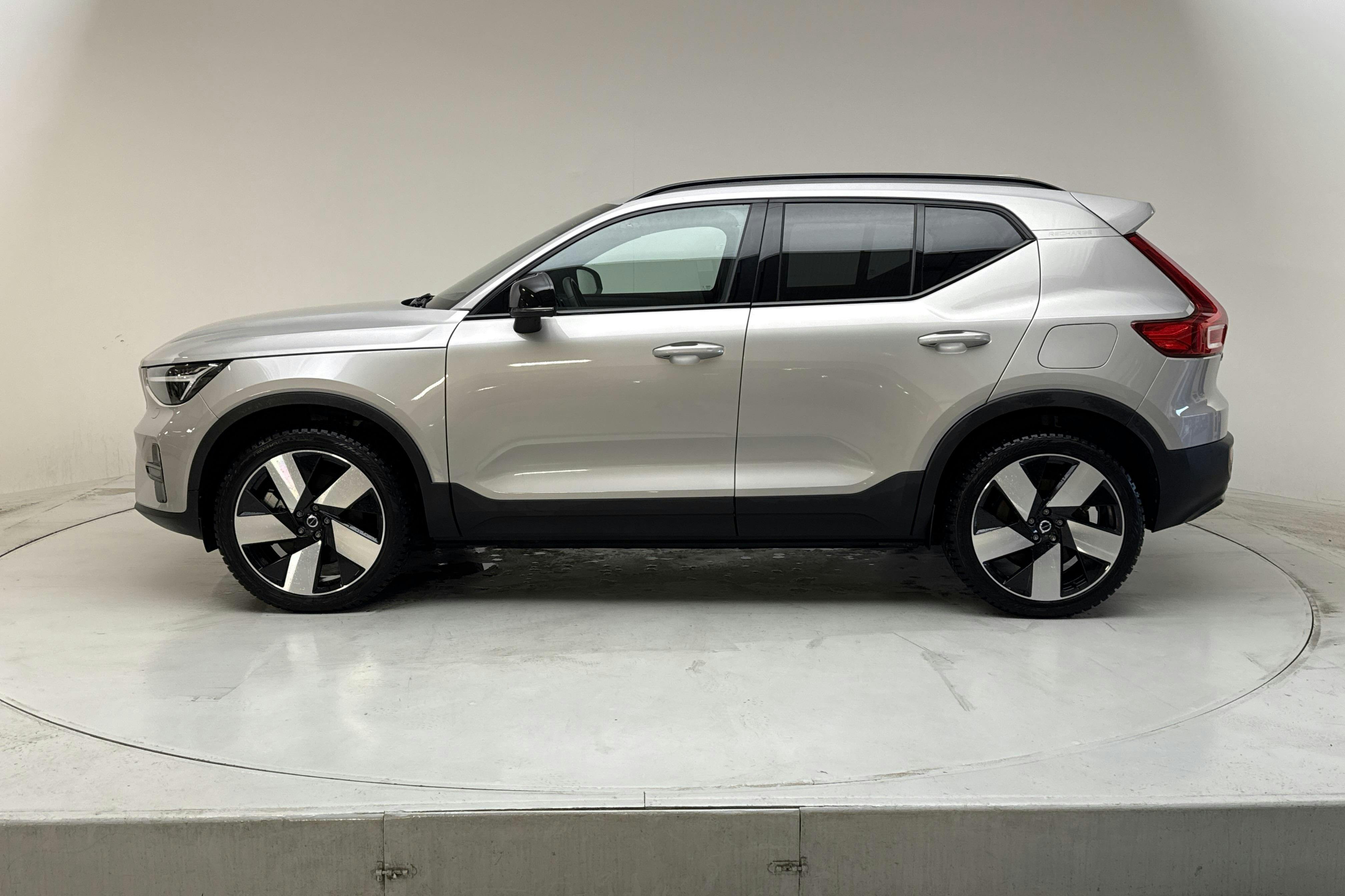 Presentationsfoto 2 av 18: Volvo XC40 Recharge Extended Range (252hk) - 4 996 mil - Automat - silver - 2024