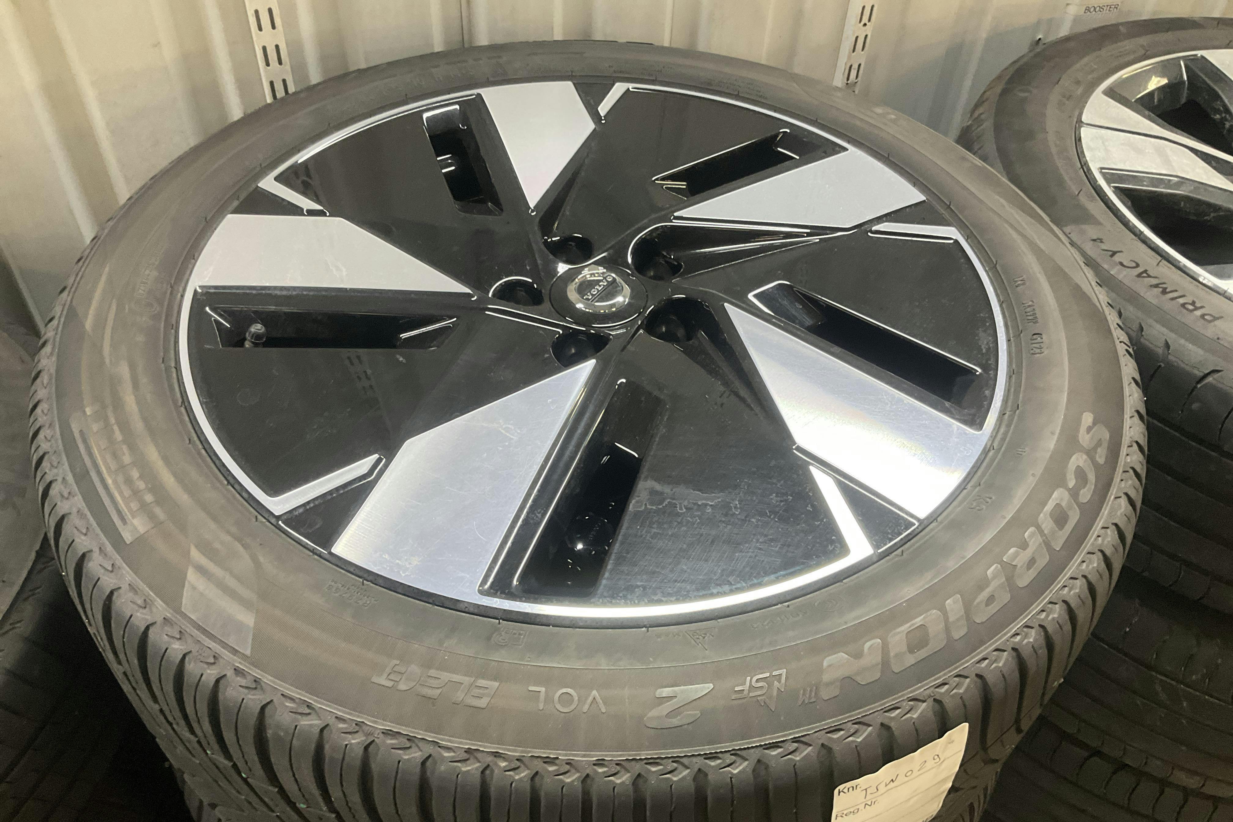 Presentationsfoto 18 av 18: Volvo XC40 Recharge Extended Range (252hk) - 4 996 mil - Automat - silver - 2024