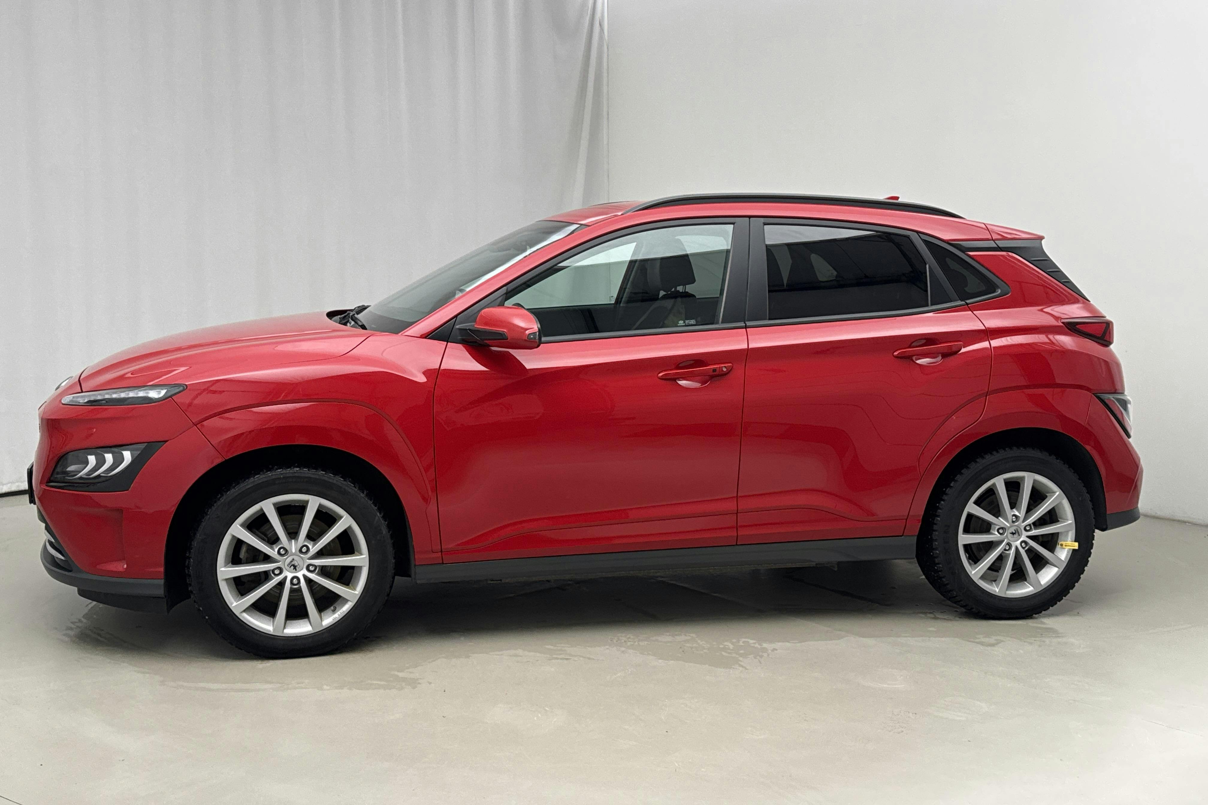 Esittelykuva 2 osoitteesta 19: Hyundai Kona Electric Standard Range 39kWh (136hk) - 81 060 km - Automaattinen - punainen - 2022