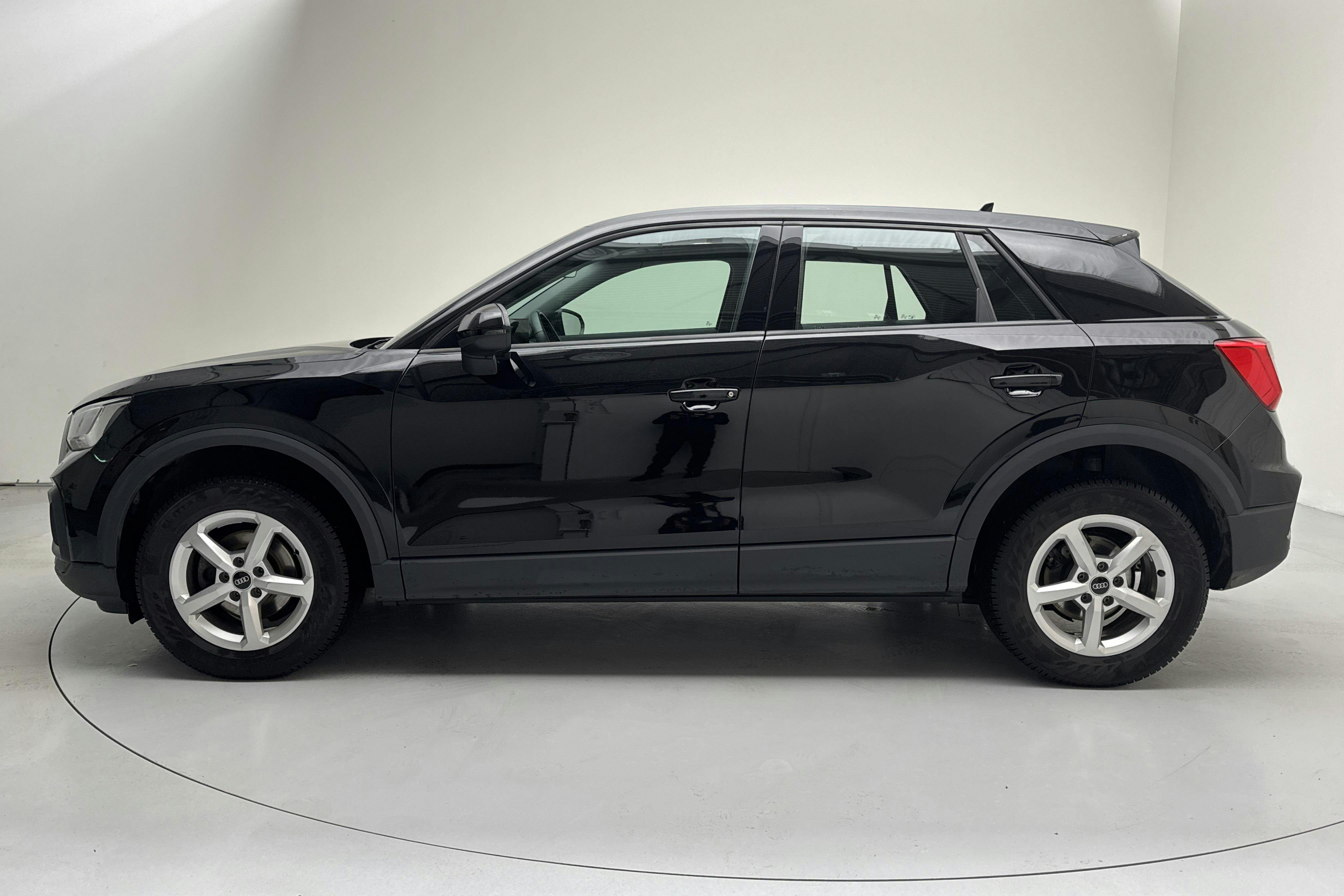 Presentationsfoto 2 av 13: Audi Q2 35 TFSI (150hk) - 9 901 mil - Automat - svart - 2022