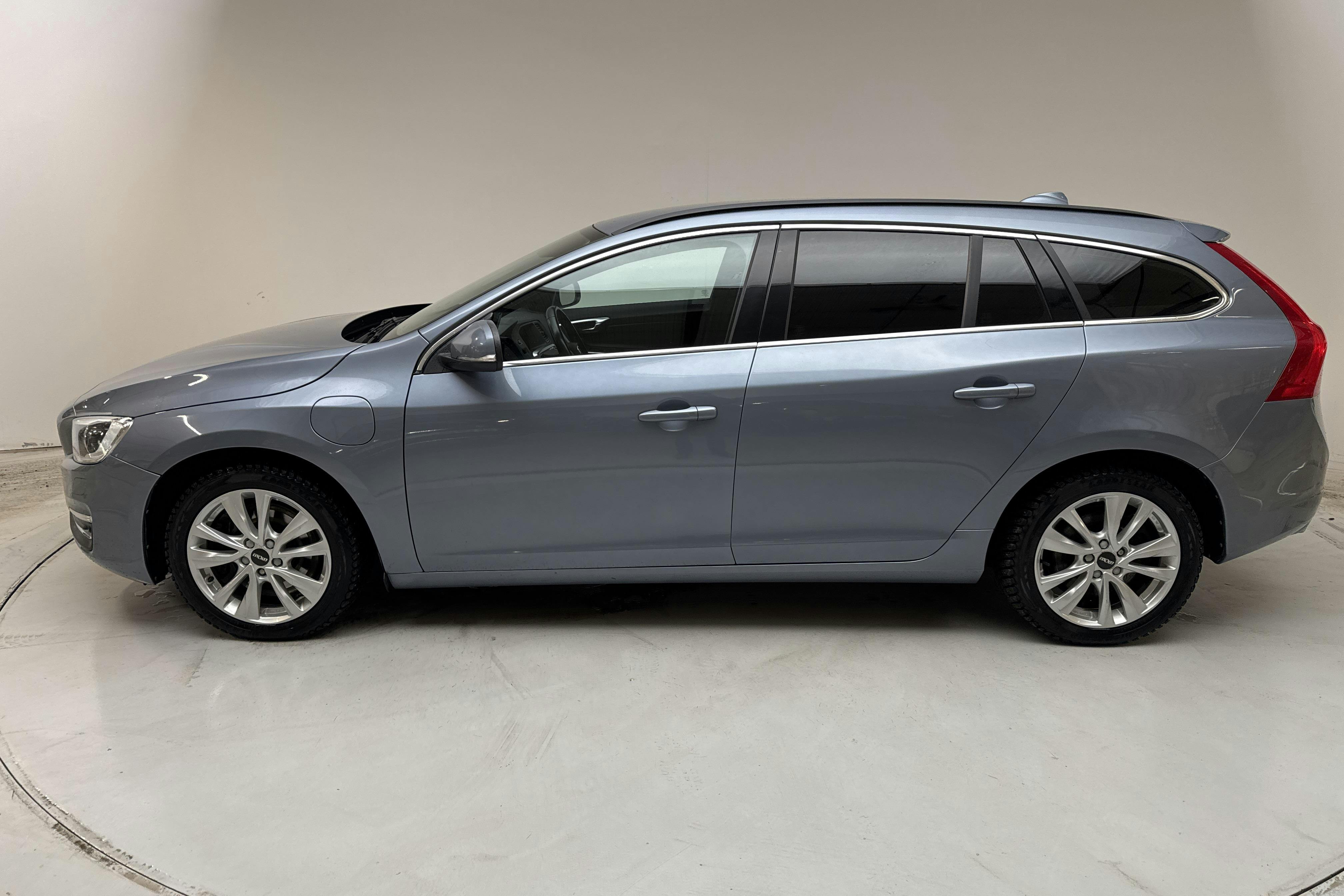 Præsentationsfoto 2 af 16: Volvo V60 D5 AWD Twin Engine (163hk) - 117 980 kilometer - Salgsautomat - Light Blue - 2018