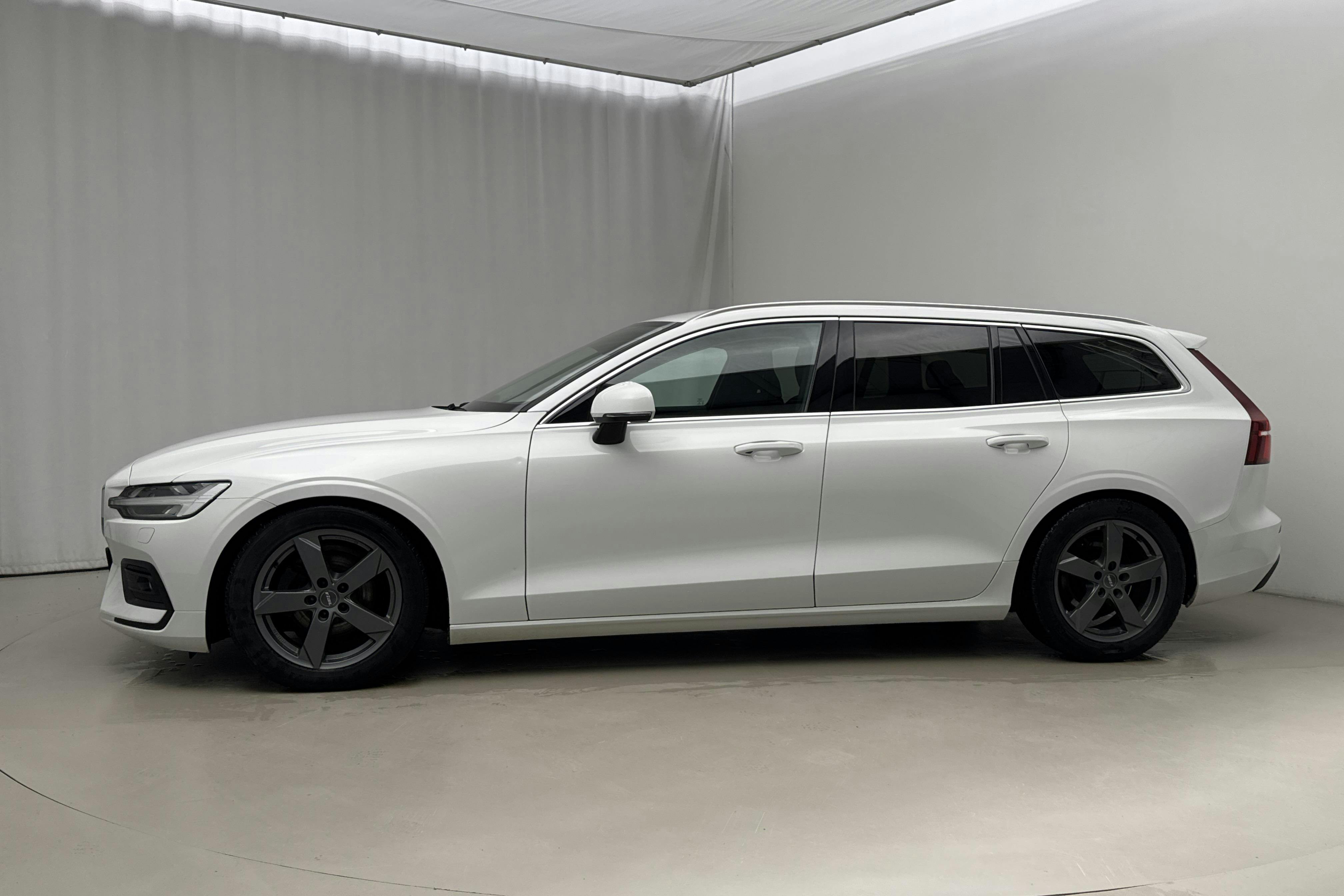 Presentationsfoto 2 av 22: Volvo V60 B4 Mildhybrid, Diesel (197hk) - 16 865 mil - Automat - vit - 2021