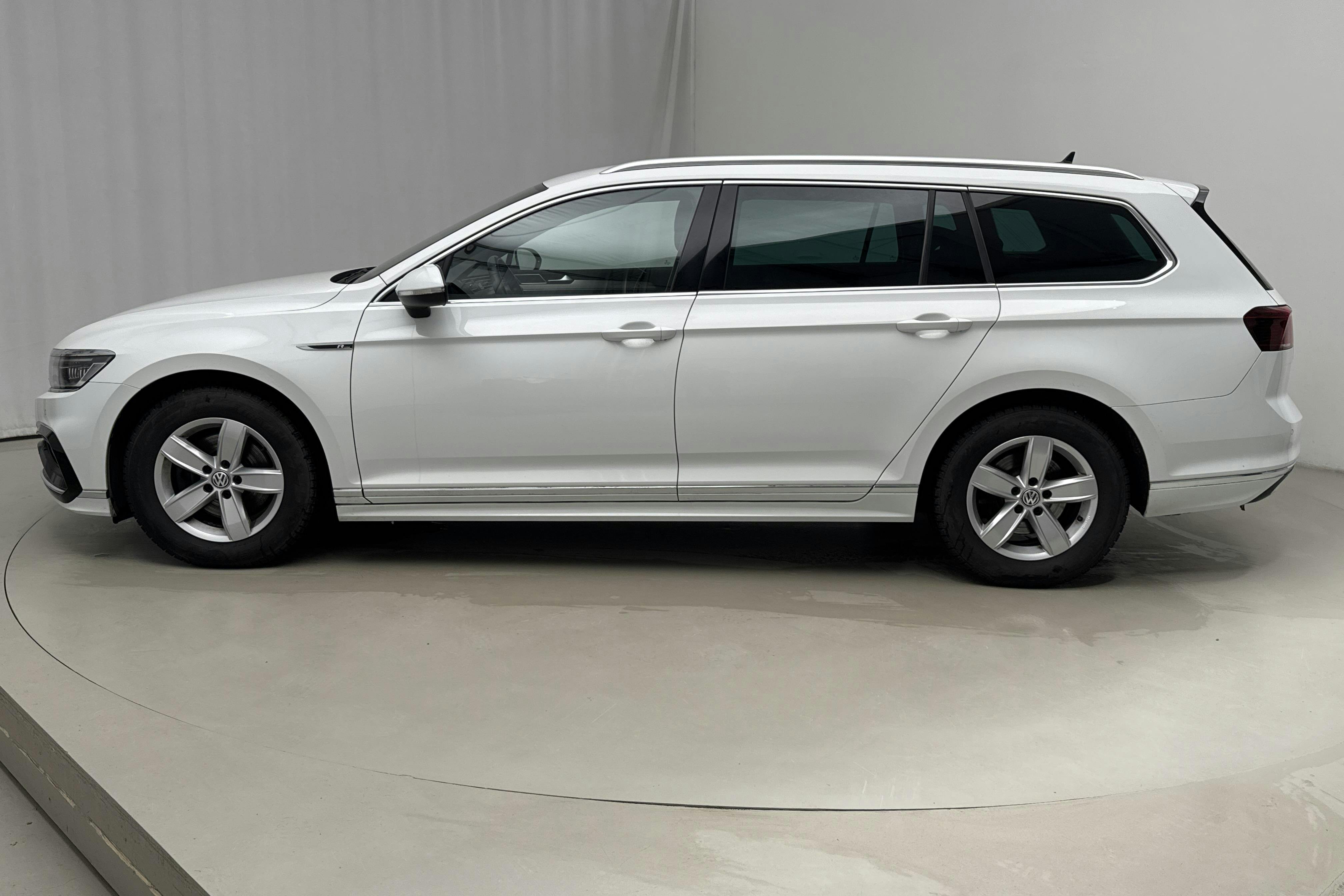 Presentationsfoto 2 av 17: VW Passat 2.0 TDI Sportscombi 4Motion (200hk) - 7 145 mil - Automat - vit - 2022