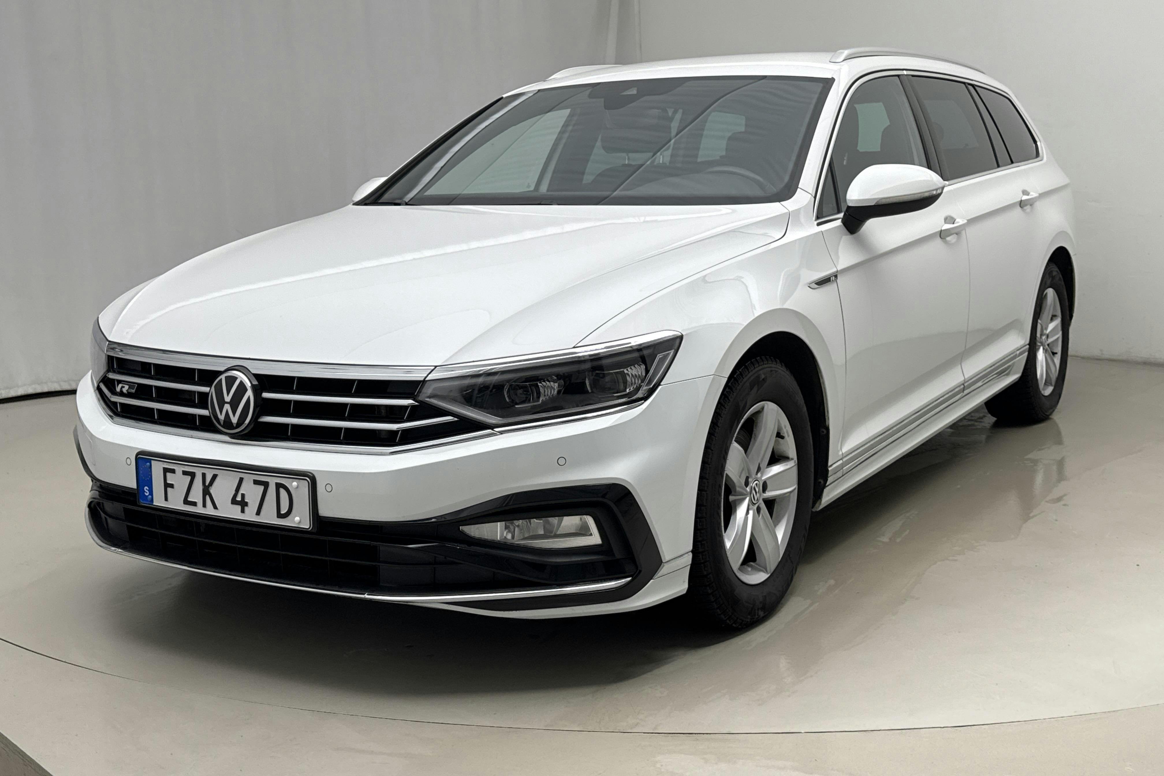 Presentationsfoto 1 av 17: VW Passat 2.0 TDI Sportscombi 4Motion (200hk) - 7 145 mil - Automat - vit - 2022