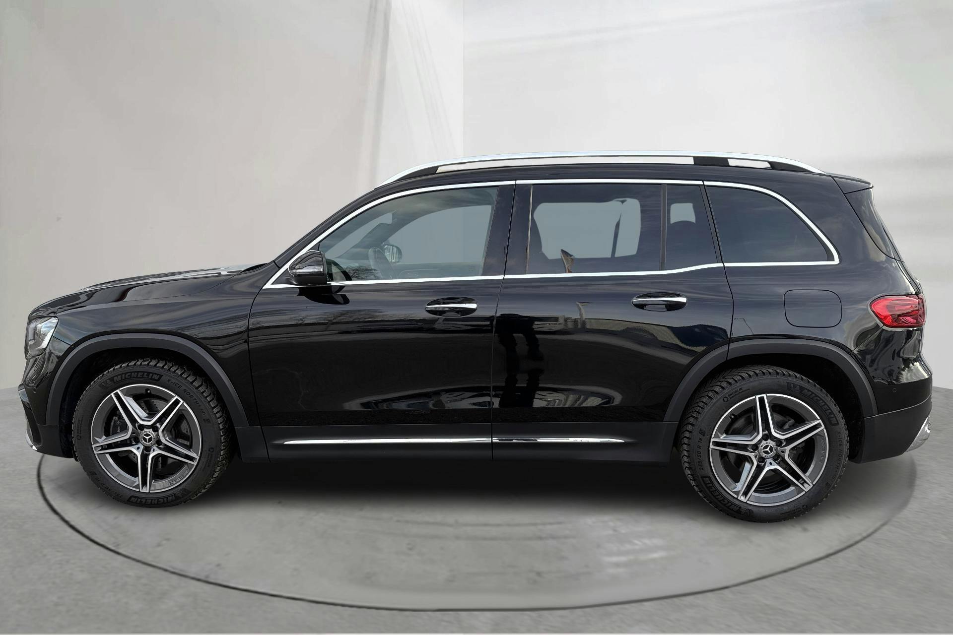 Presentationsfoto 2 av 20: Mercedes GLB 220 d 4MATIC X247 (190hk) - 5 038 mil - Automat - svart - 2024