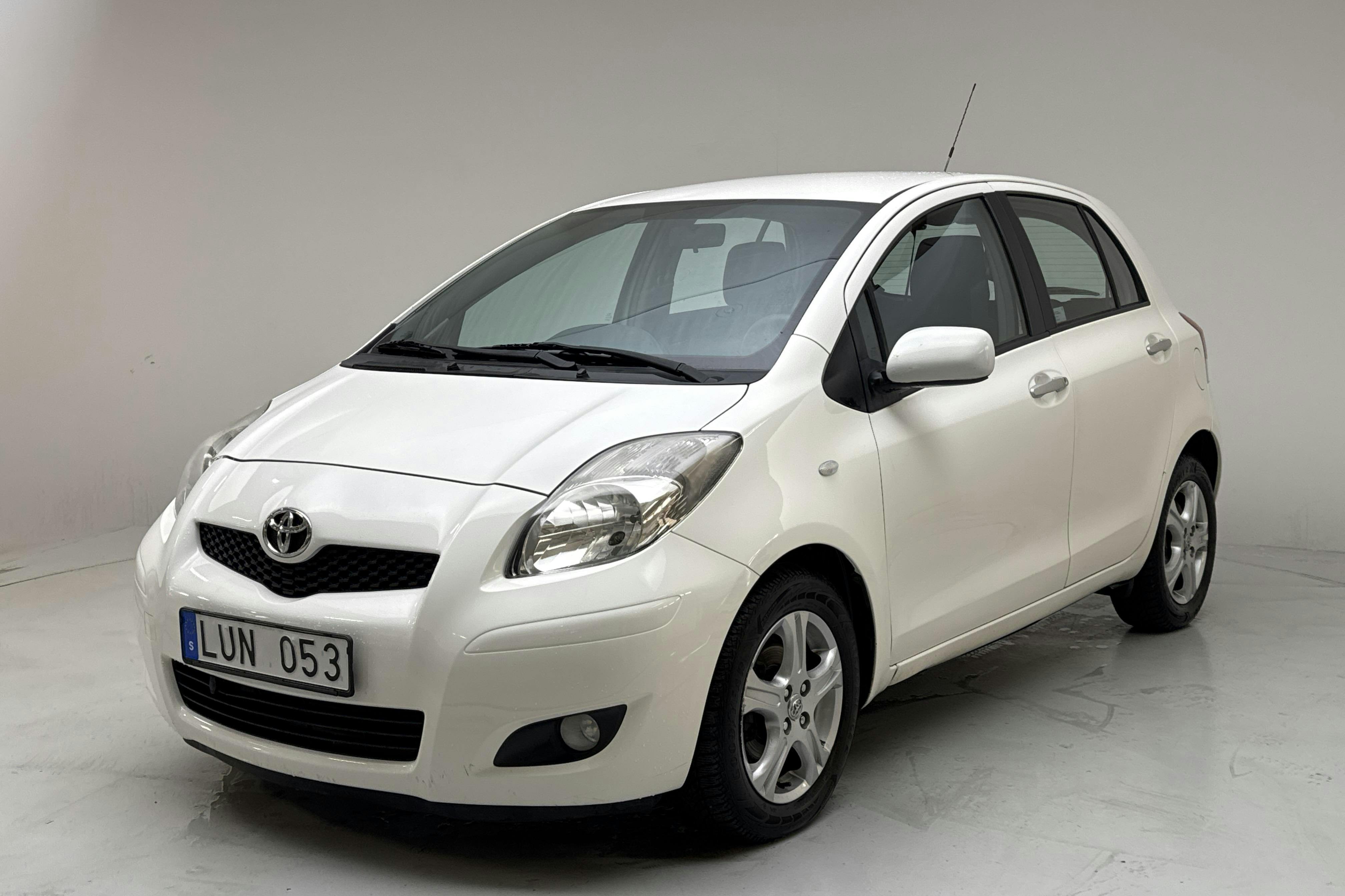 Presentationsfoto 1 av 11: Toyota Yaris 1.33 5dr (100hk) - 12 336 mil - Automat - vit - 2011