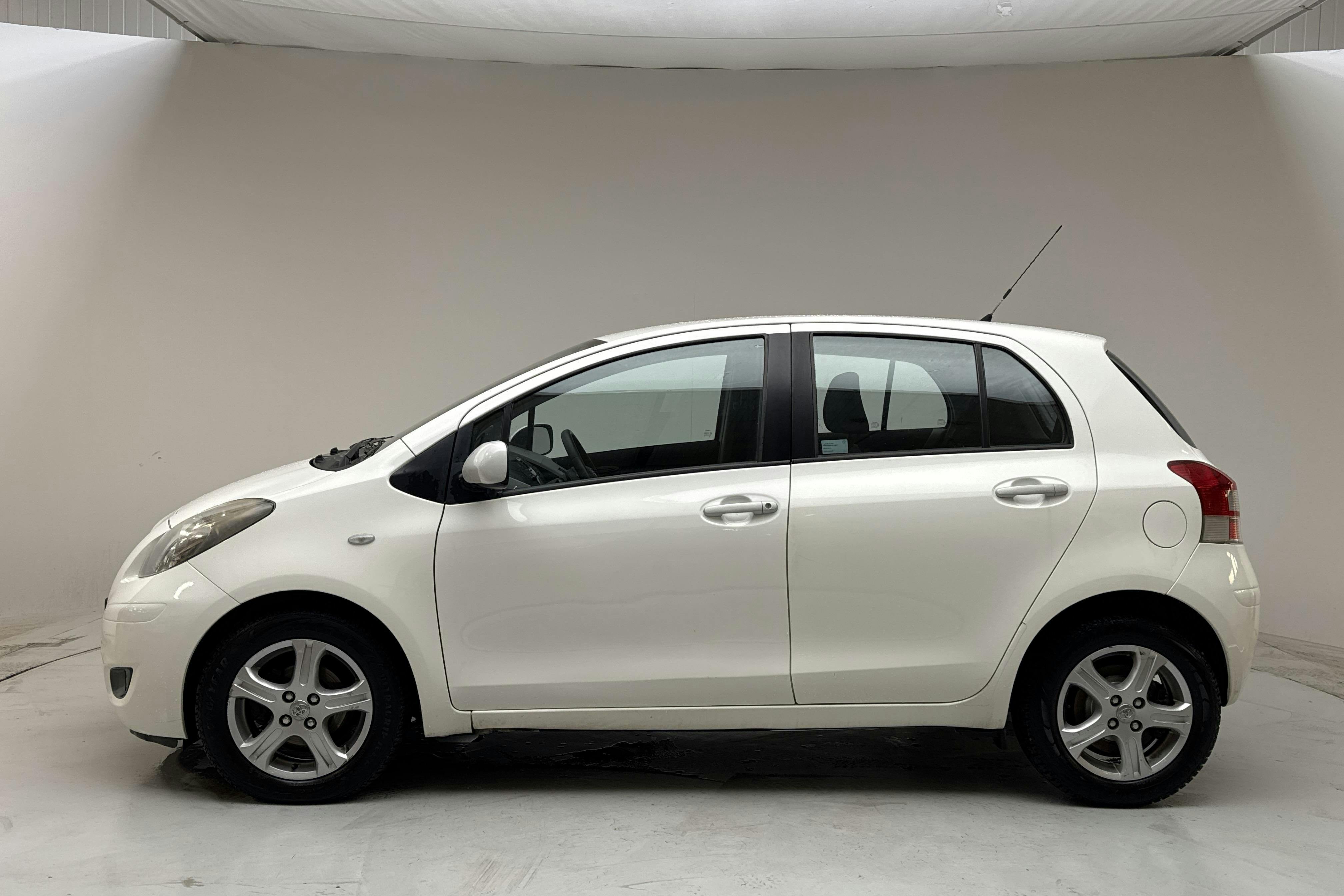 Presentationsfoto 2 av 11: Toyota Yaris 1.33 5dr (100hk) - 12 336 mil - Automat - vit - 2011