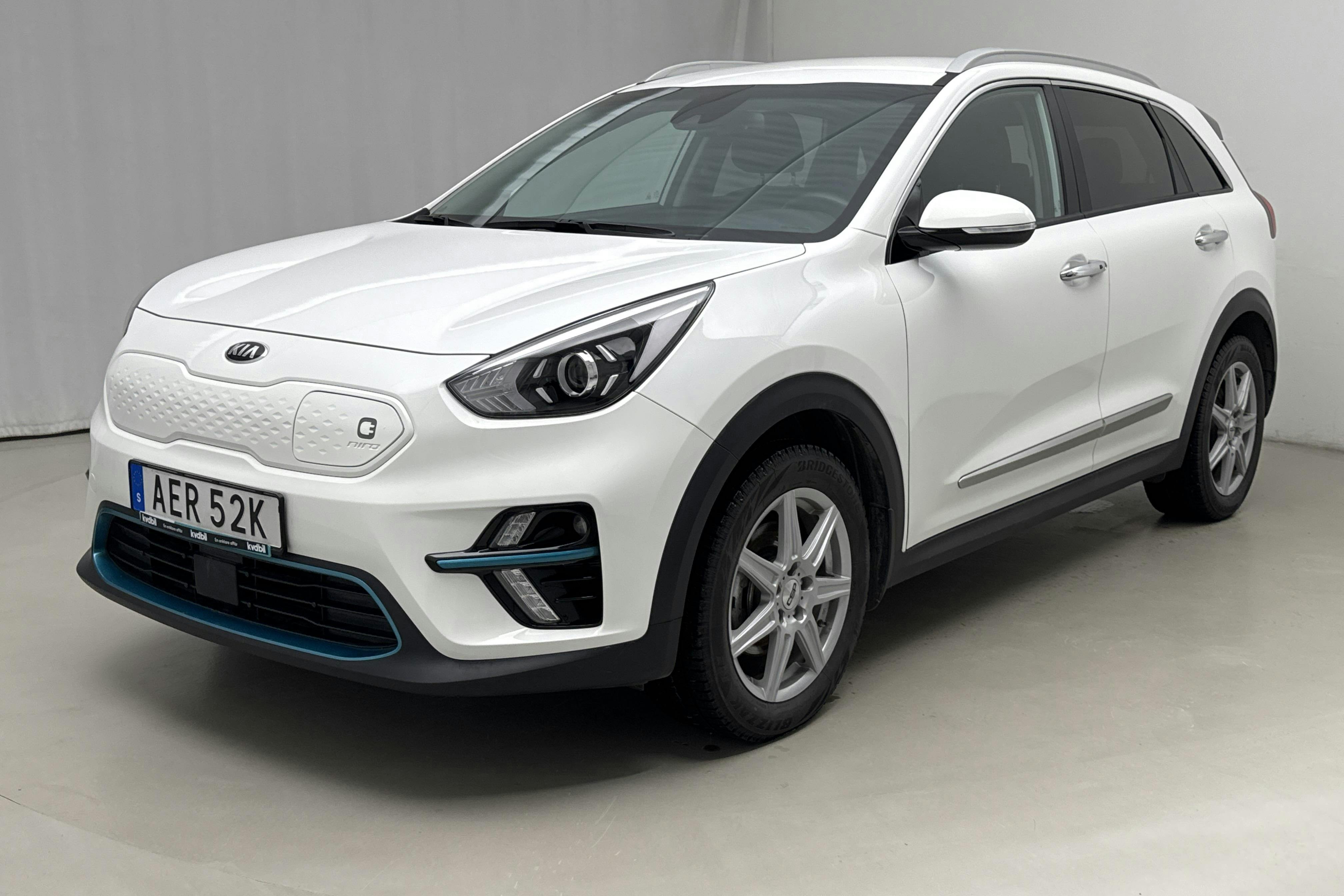 Præsentationsfoto 1 af 17: KIA e-Niro 64kWh (204hk) - 28 190 kilometer - Salgsautomat - Hvid - 2021