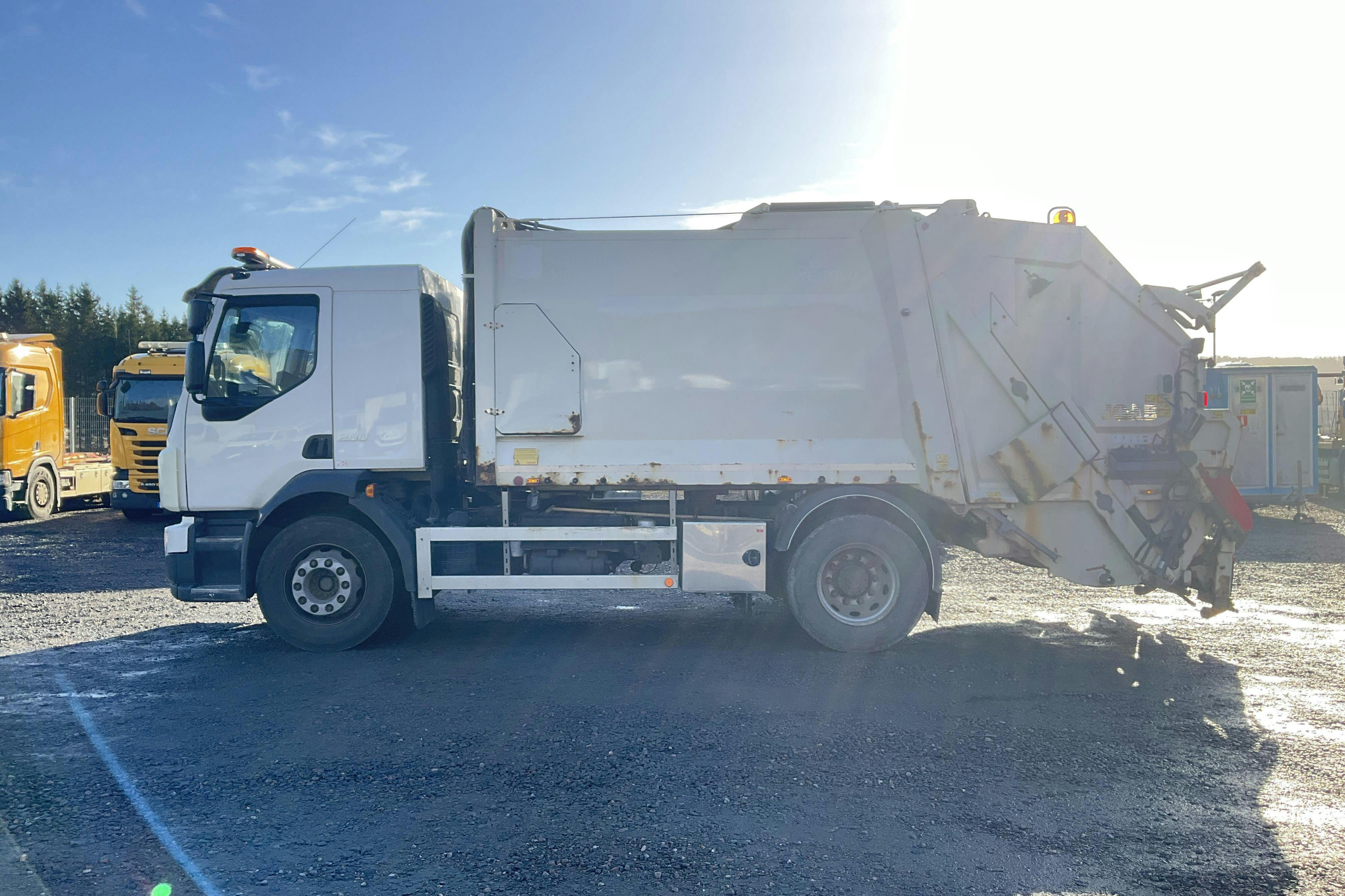 Presentation photo 2 of 45: VOLVO FL280 - 147 368 km - Automatic - white - 2018