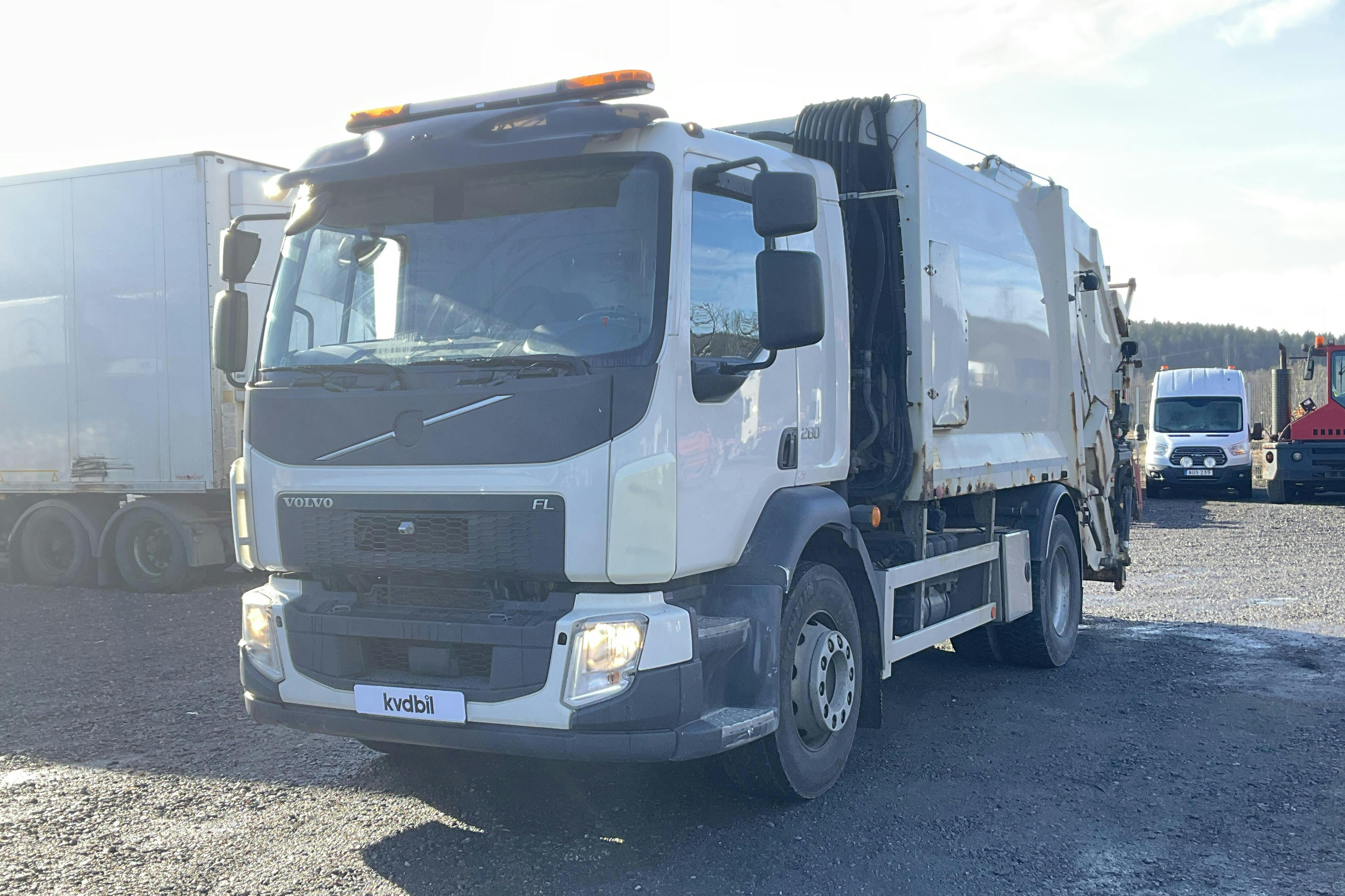 Presentation photo 1 of 45: VOLVO FL280 - 147 368 km - Automatic - white - 2018