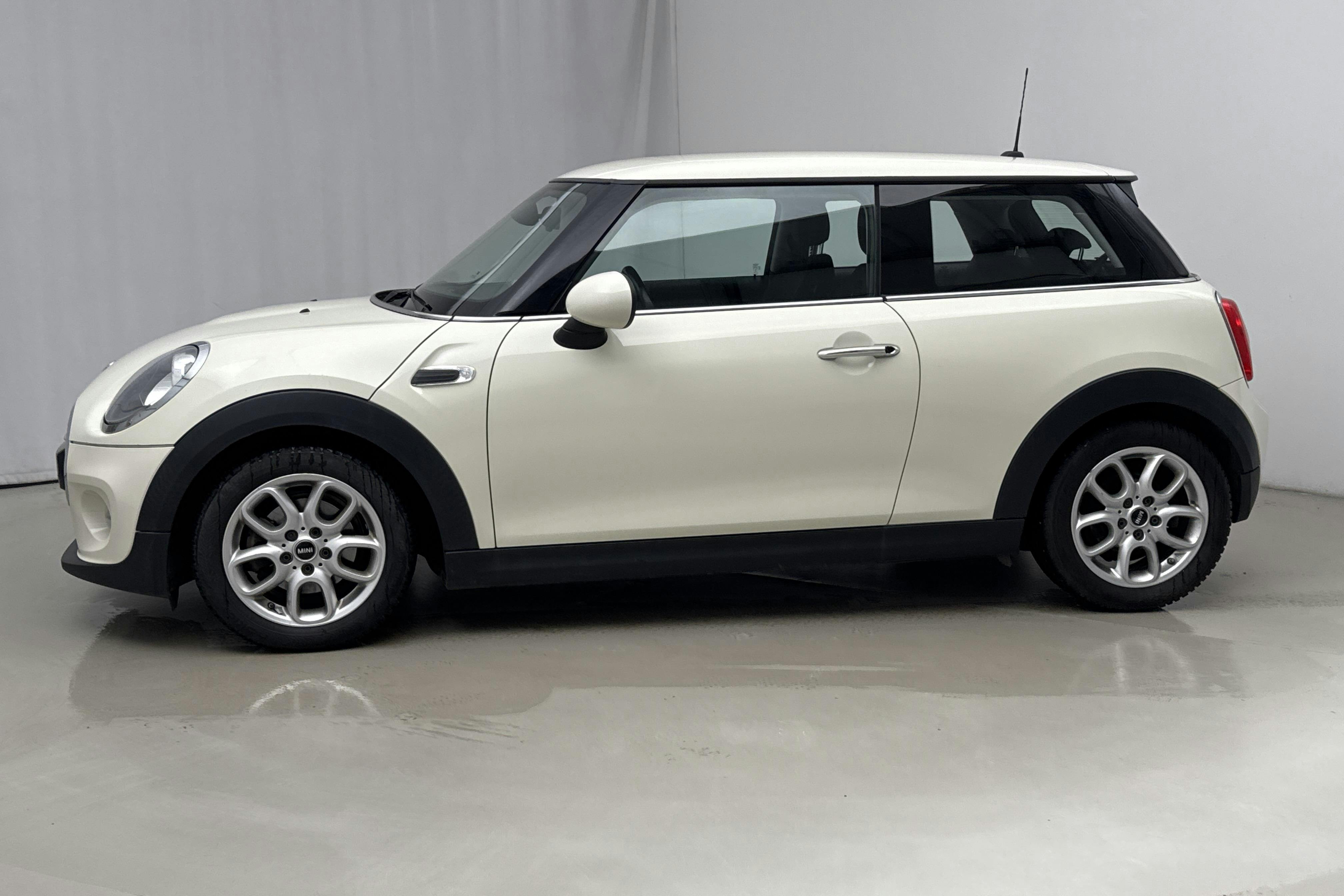 Præsentationsfoto 2 af 13: MINI Cooper 3dr (136hk) - 126 640 kilometer - Manuel - Hvid - 2014