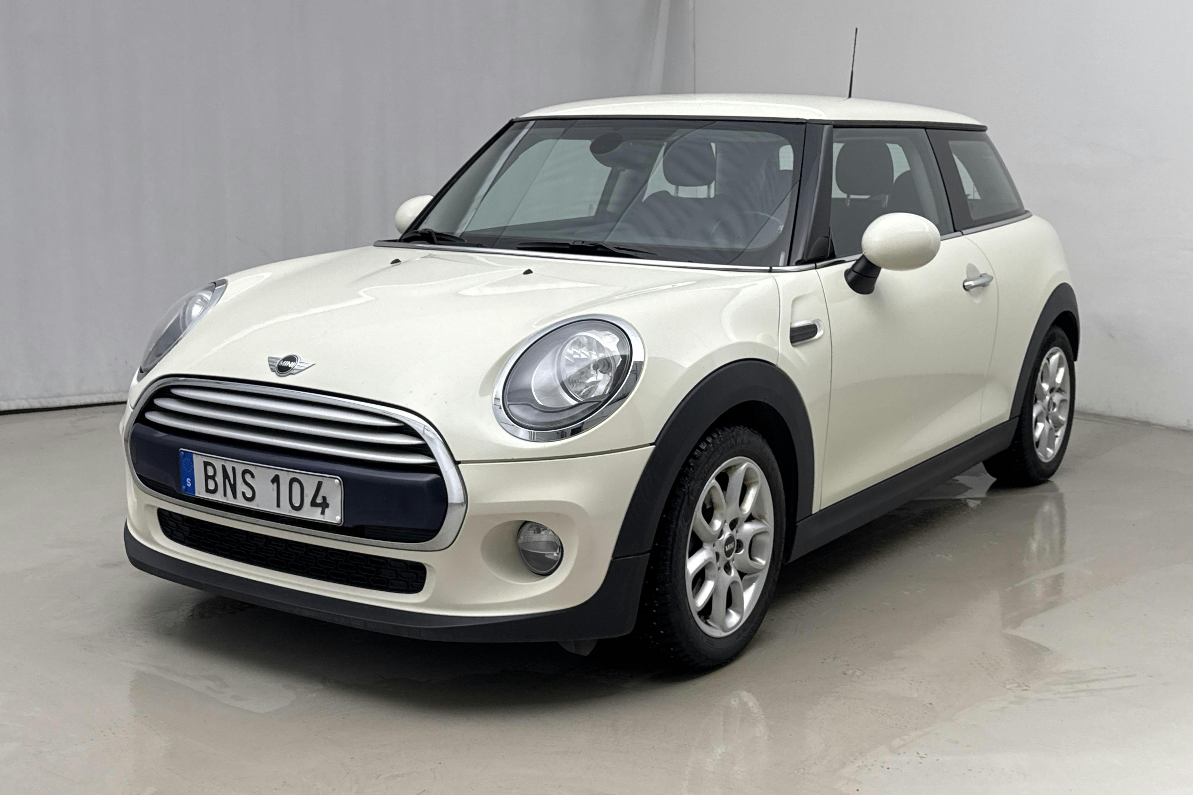 Præsentationsfoto 1 af 13: MINI Cooper 3dr (136hk) - 126 640 kilometer - Manuel - Hvid - 2014