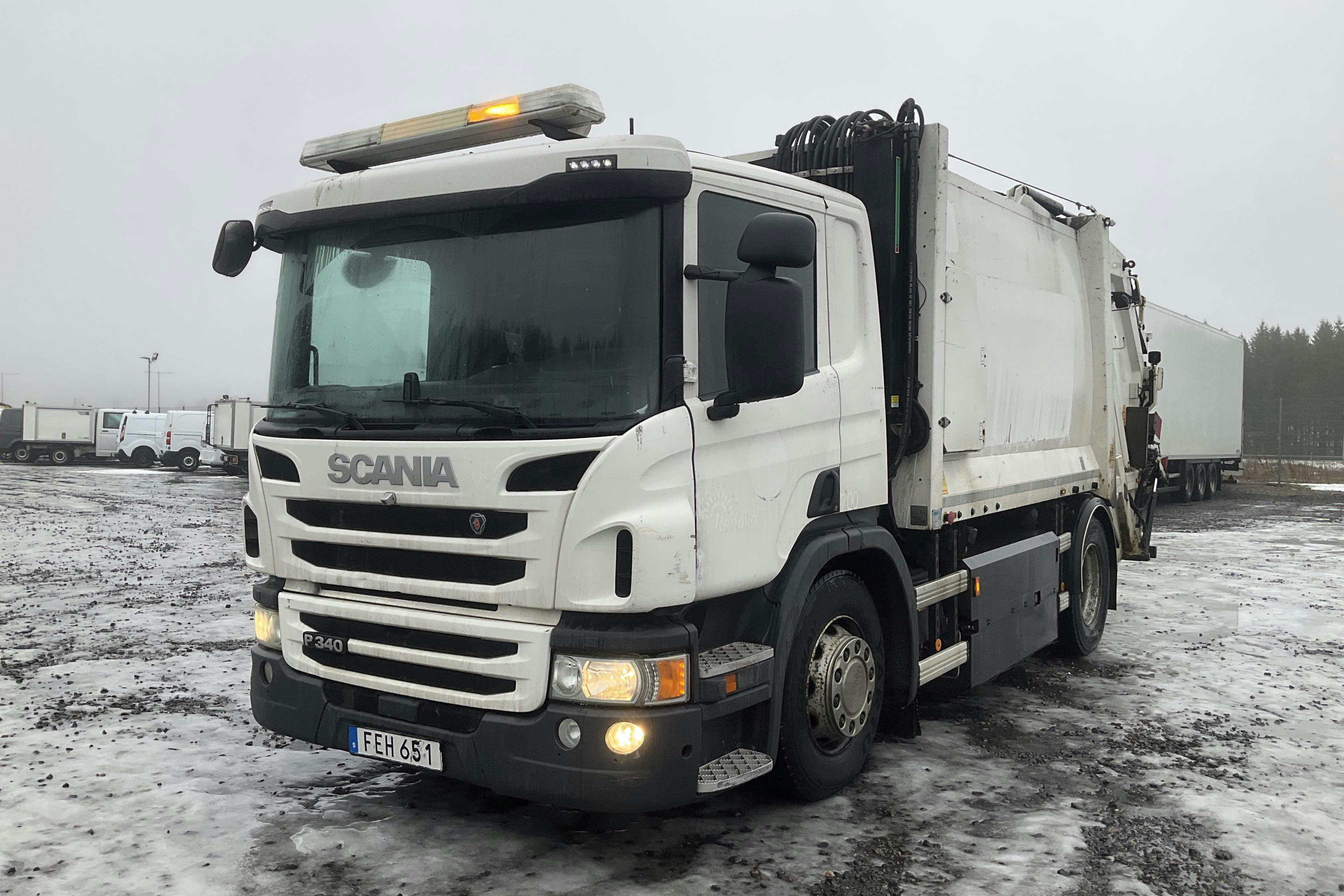 Presentation photo 1 of 33: SCANIA SCANIA P340LB MNB - 97 209 km - Automatic - white - 2018