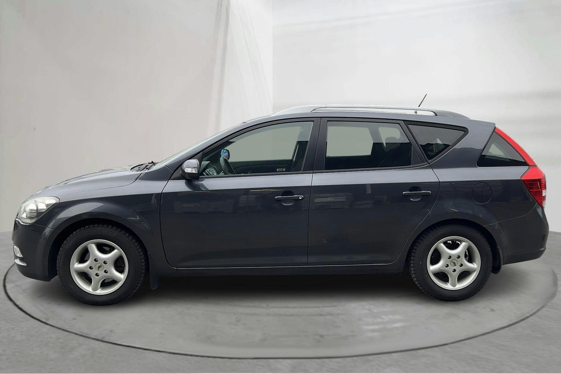 Præsentationsfoto 2 af 14: KIA Cee'd 1.6 CRDi SW (128hk) - 182 250 kilometer - Manuel - grå - 2012