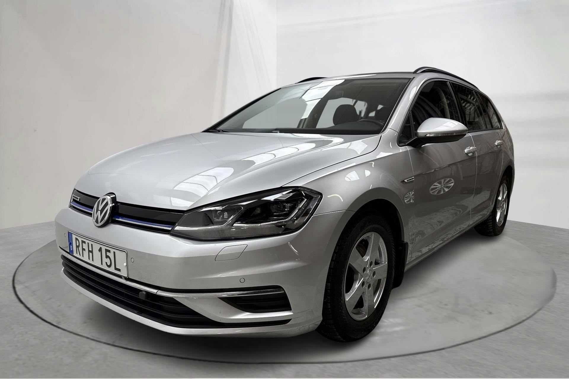 Presentationsfoto 1 av 15: VW Golf VII 1.5 TGI 5dr (130hk) - 2 702 mil - Automat - silver - 2020