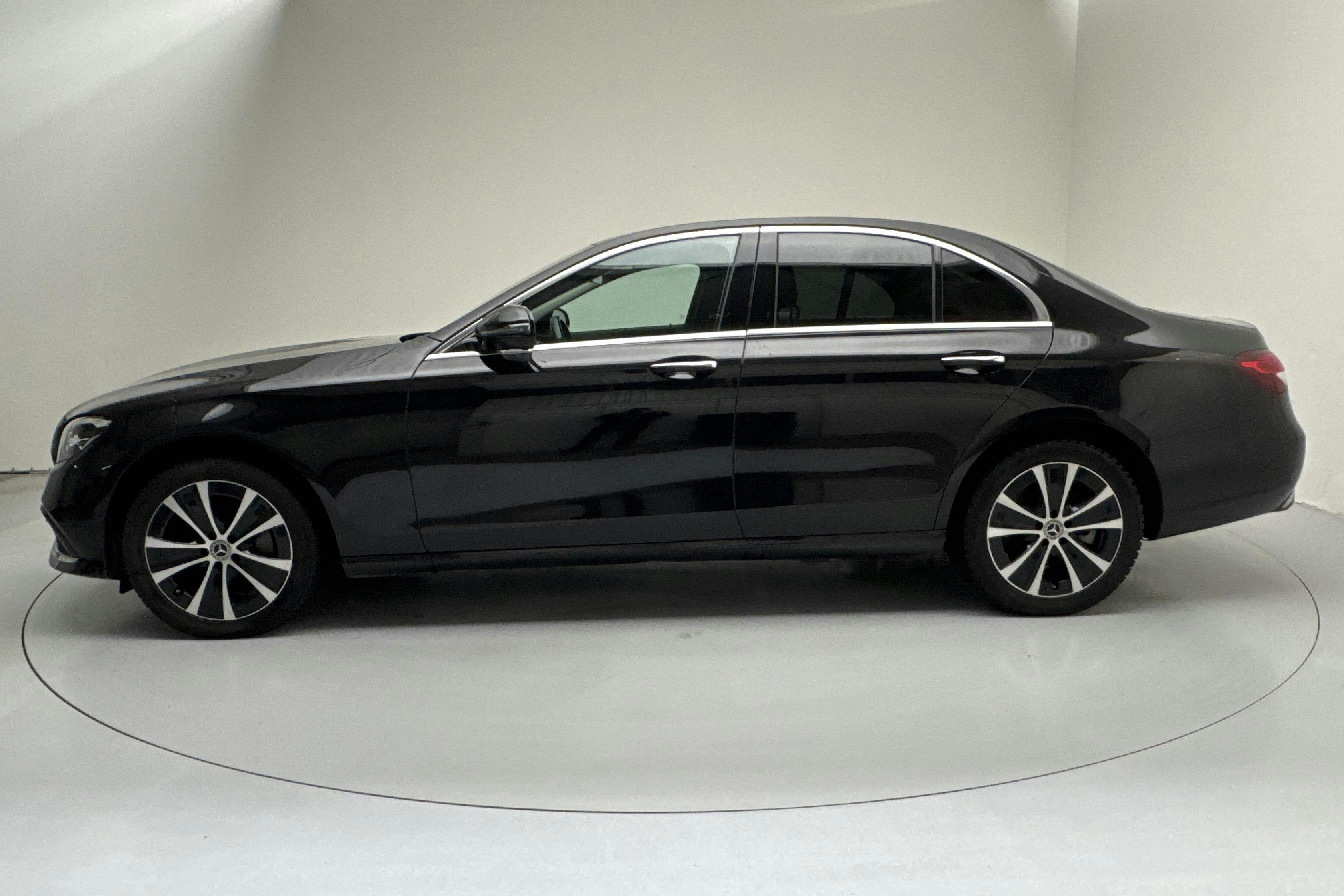 Presentationsfoto 2 av 16: Mercedes E 300 de Sedan 4MATIC W213 (306hk) - 6 214 mil - Automat - svart - 2023