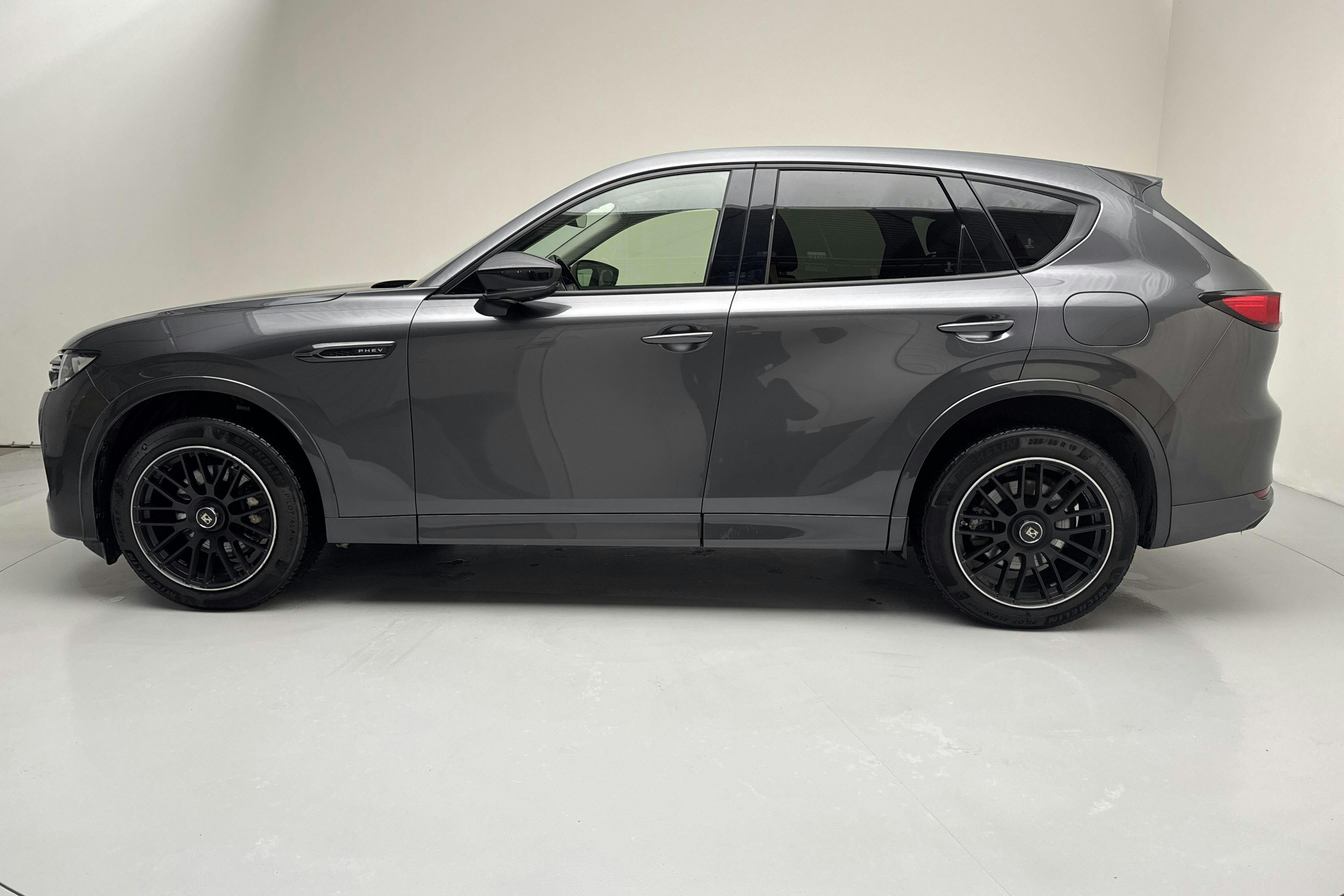Presentationsfoto 2 av 16: Mazda CX-60 e-Skyactiv PHEV AWD (327hk) - 7 599 mil - Automat - grå - 2022