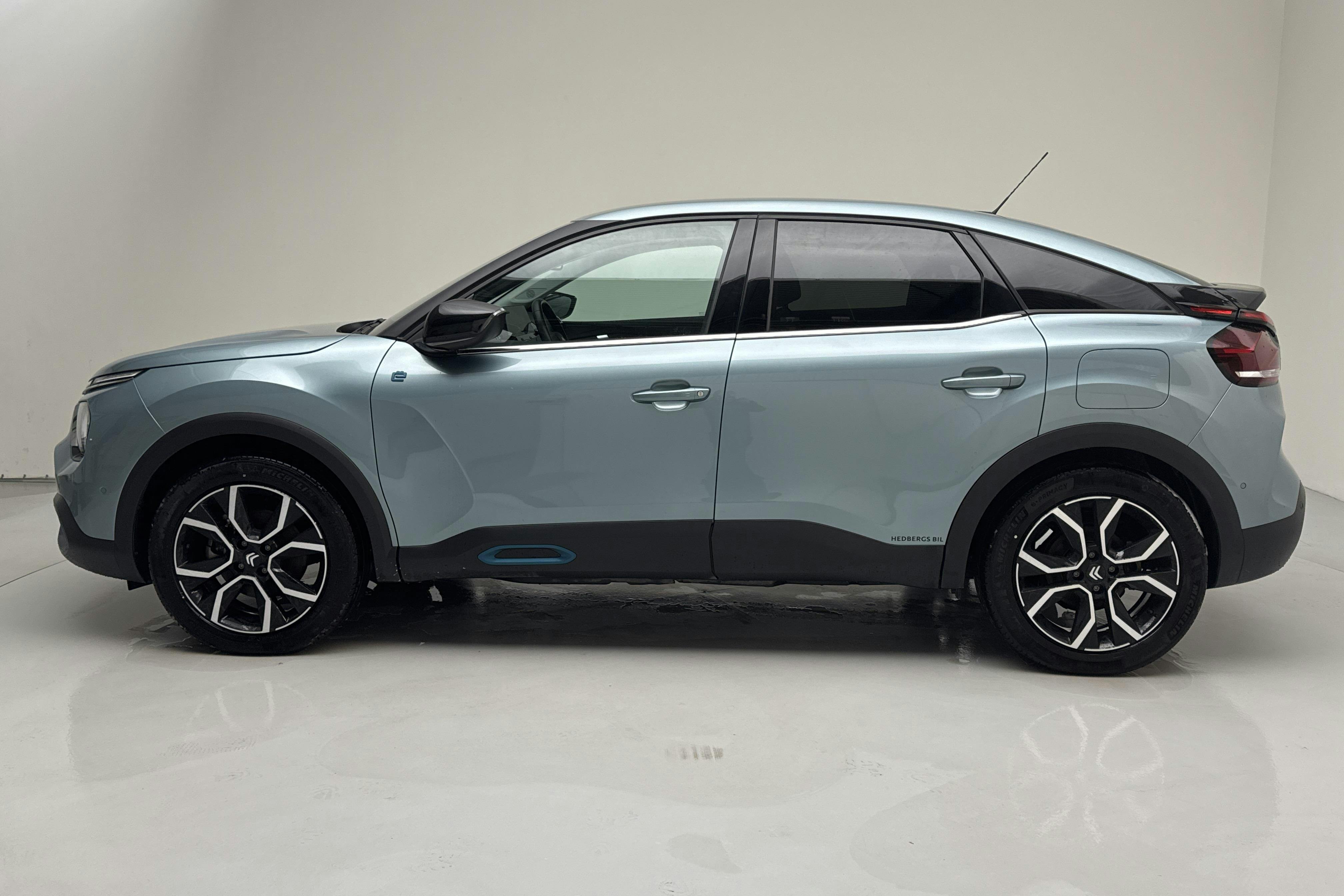 Presentationsfoto 2 av 15: Citroën e-C4 50kWh (136hk) - 3 844 mil - Automat - blå - 2022