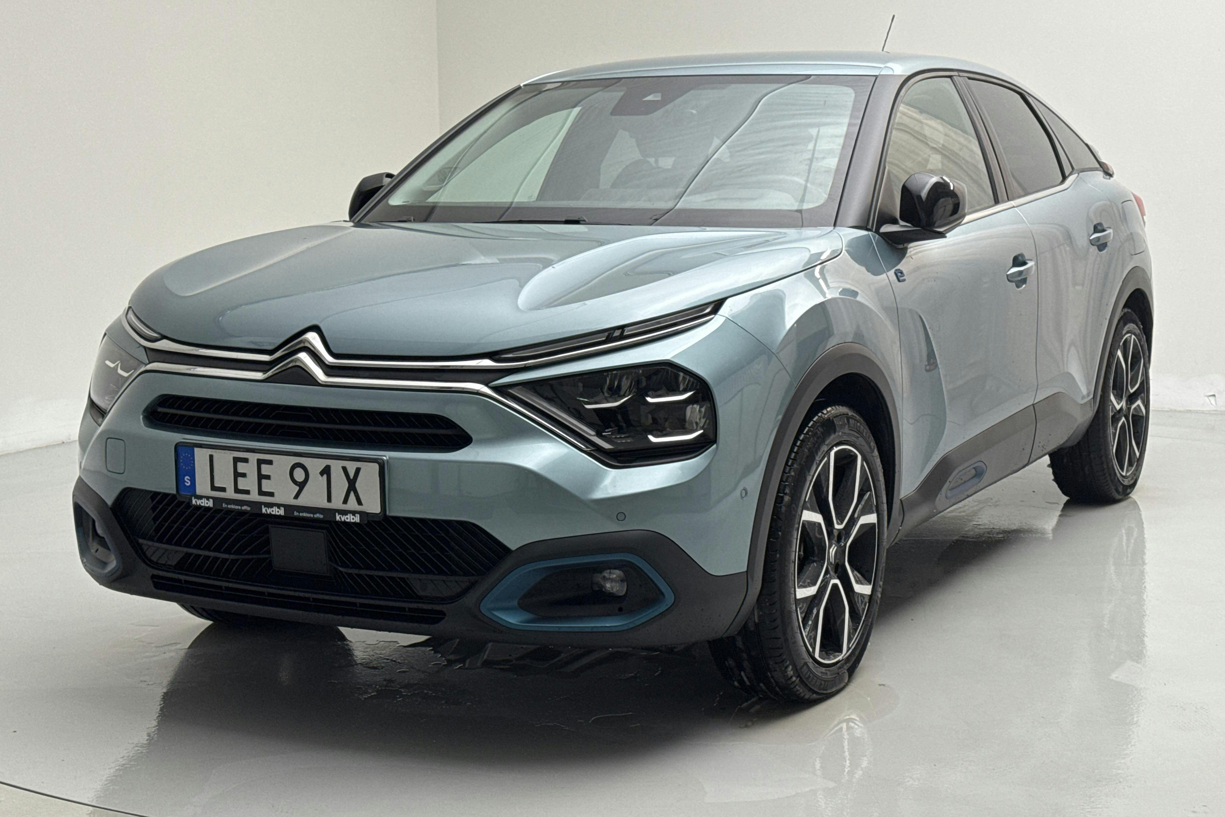 Presentationsfoto 1 av 15: Citroën e-C4 50kWh (136hk) - 3 844 mil - Automat - blå - 2022