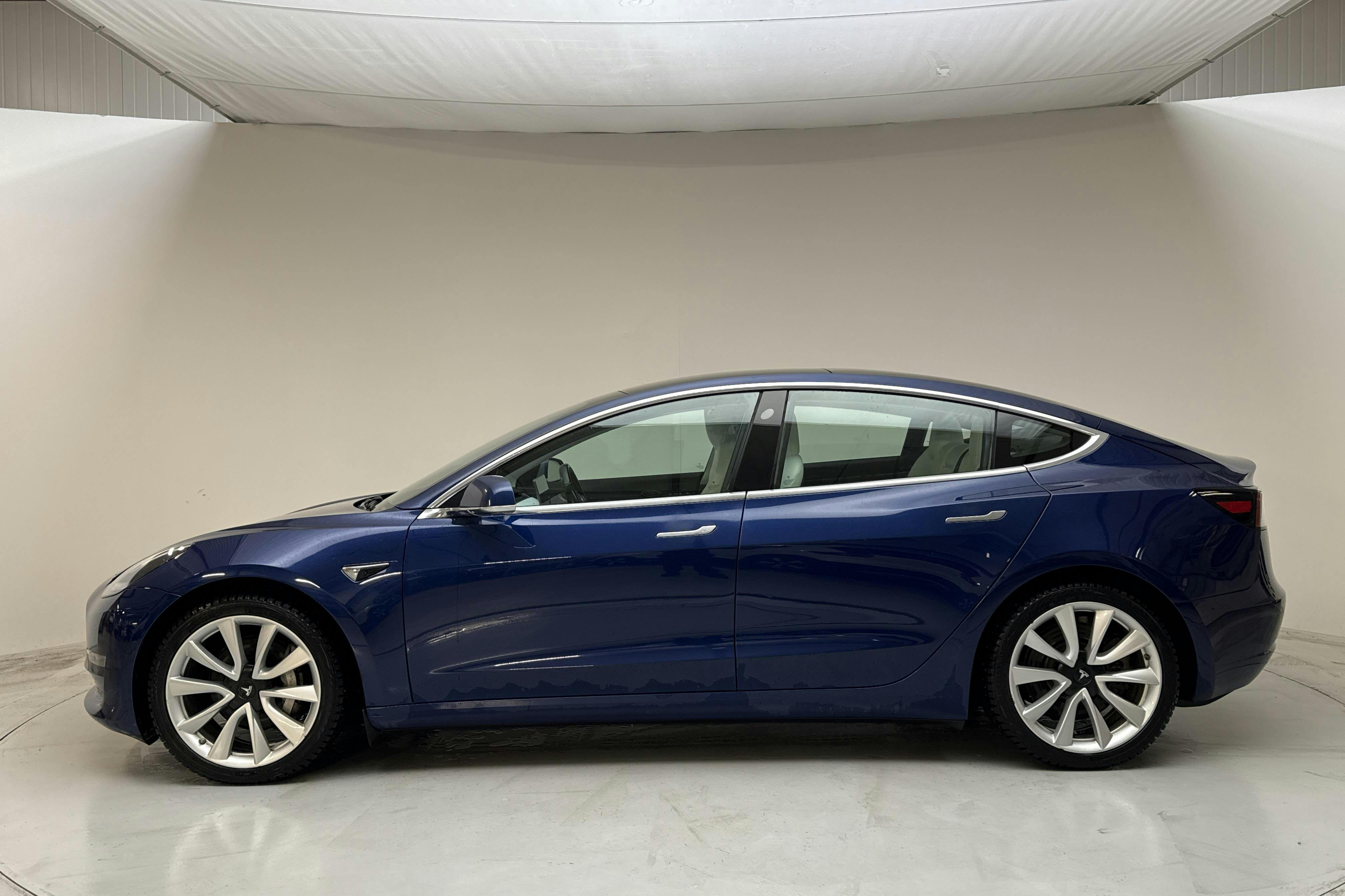 Presentationsfoto 2 av 18: Tesla Model 3 Long Range Dual Motor AWD - 15 897 mil - Automat - blå - 2019