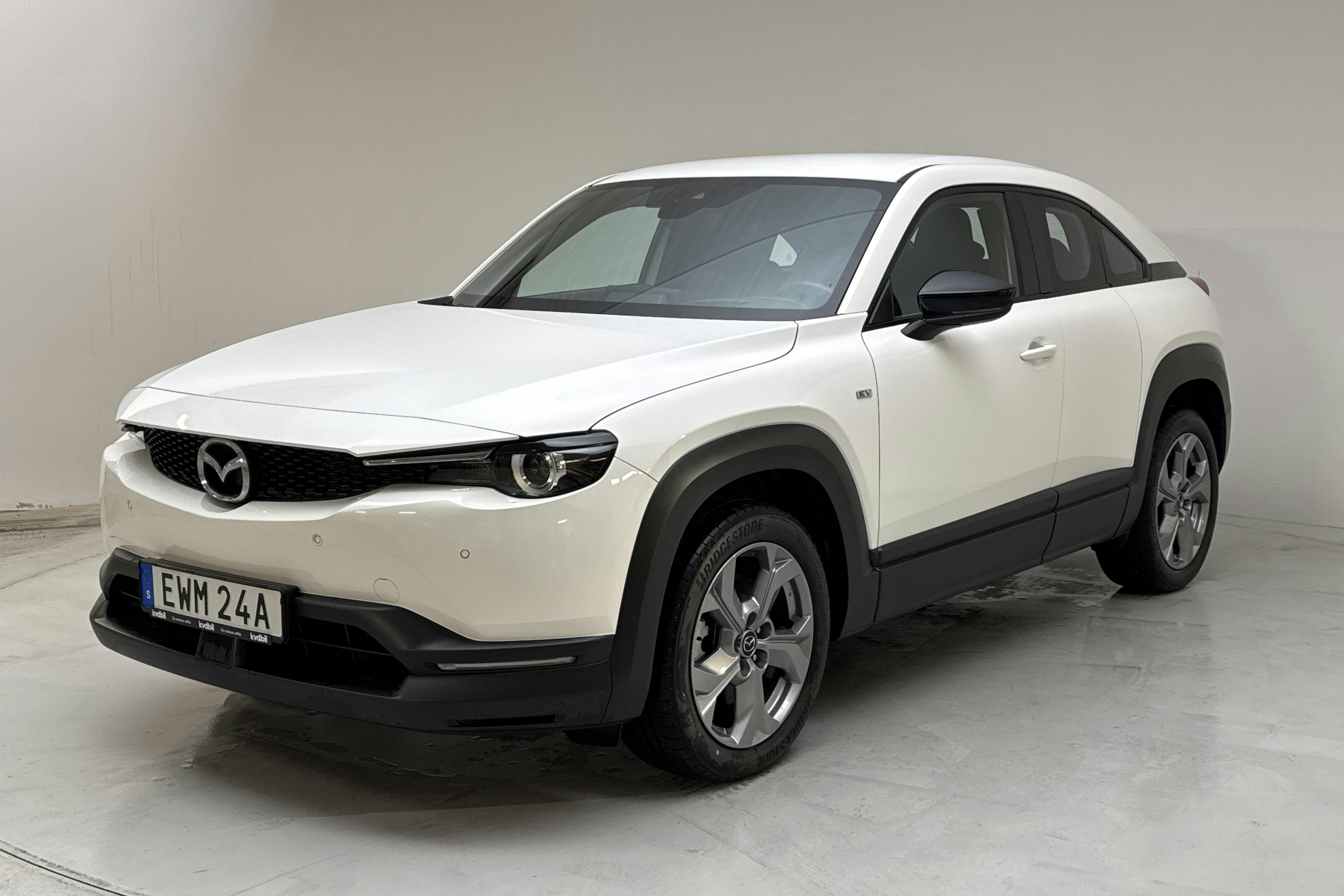 Presentationsfoto 1 av 14: Mazda MX-30 e-Skyactiv (145hk) - 4 488 mil - Automat - vit - 2023