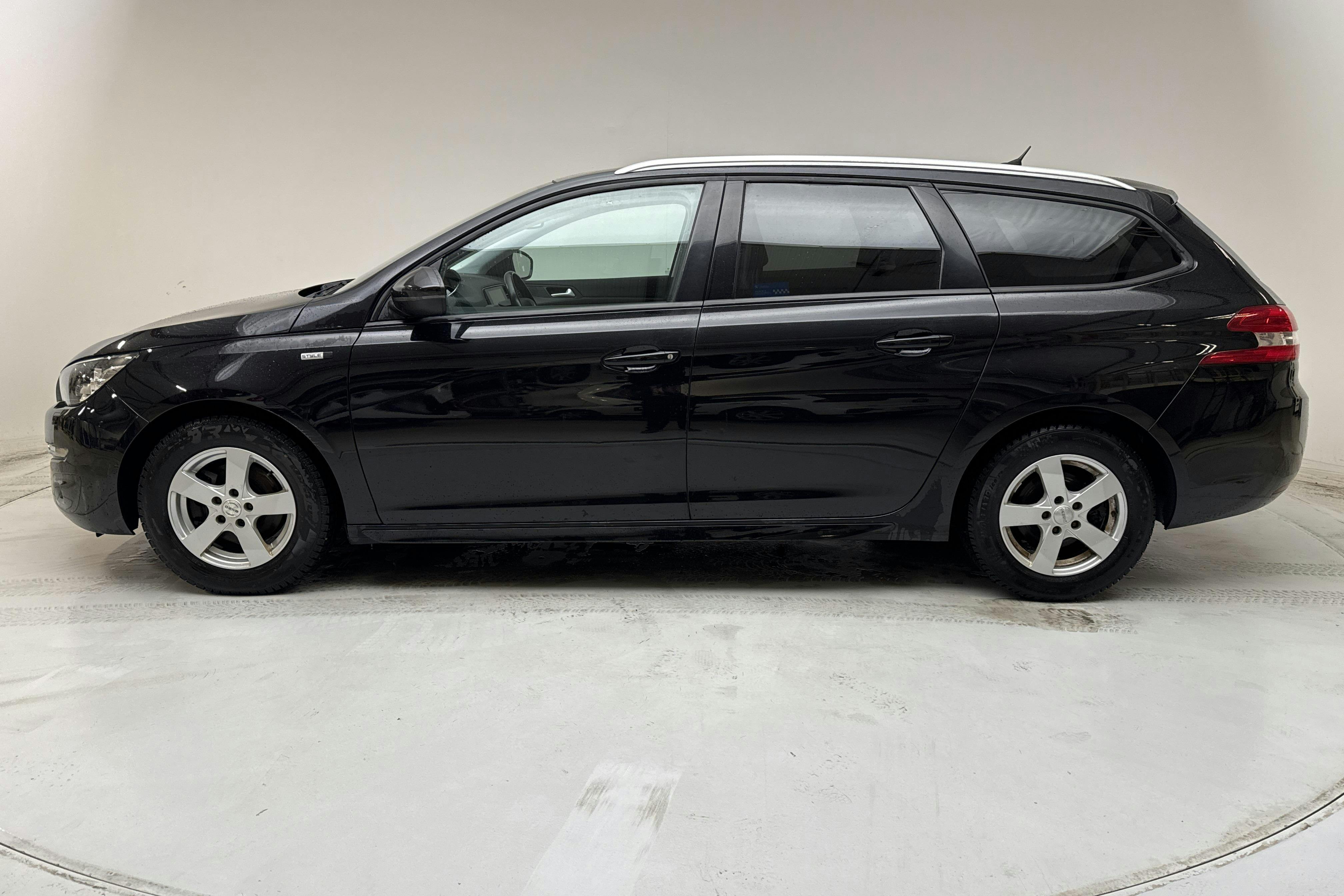 Presentation photo 2 of 15: Peugeot 308 SW BlueHDi (120hk) - 82 350 km - Manual - black - 2017