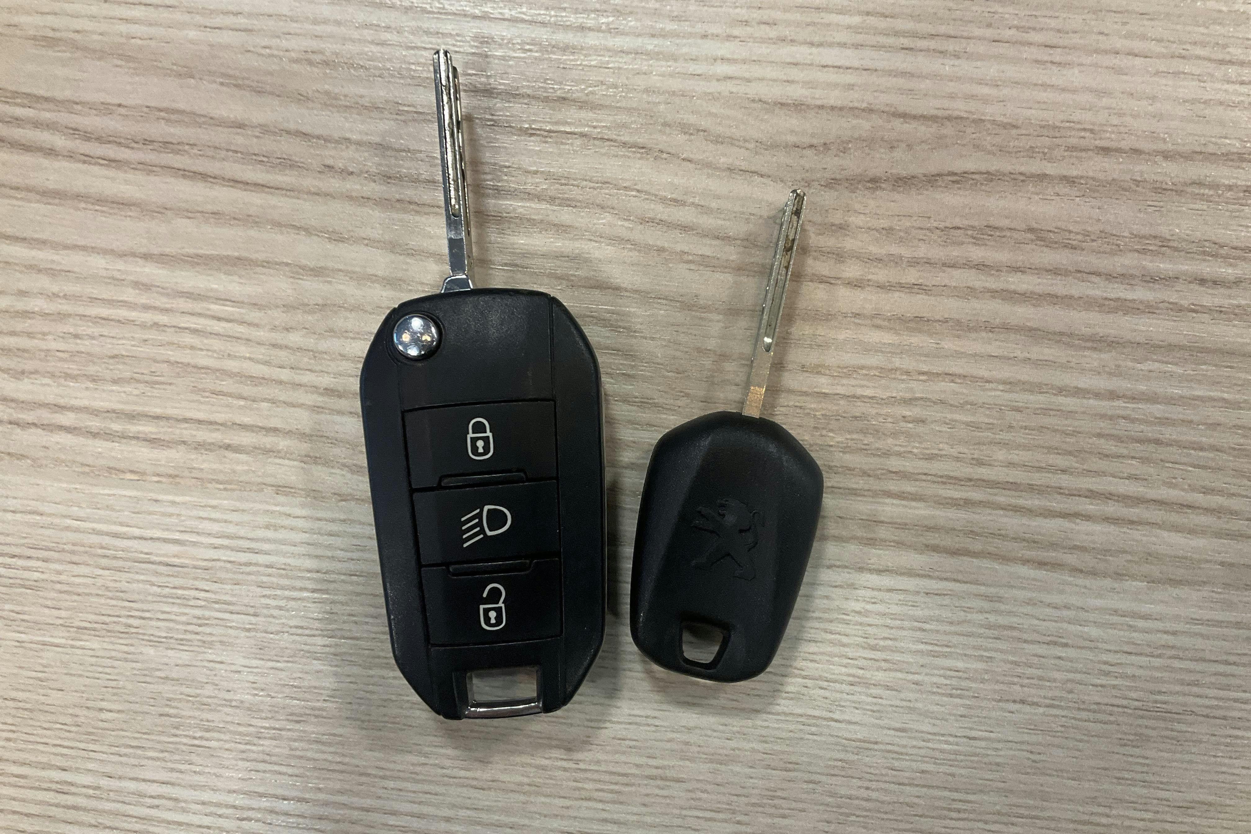 Presentation photo 15 of 15: Peugeot 308 SW BlueHDi (120hk) - 82 350 km - Manual - black - 2017