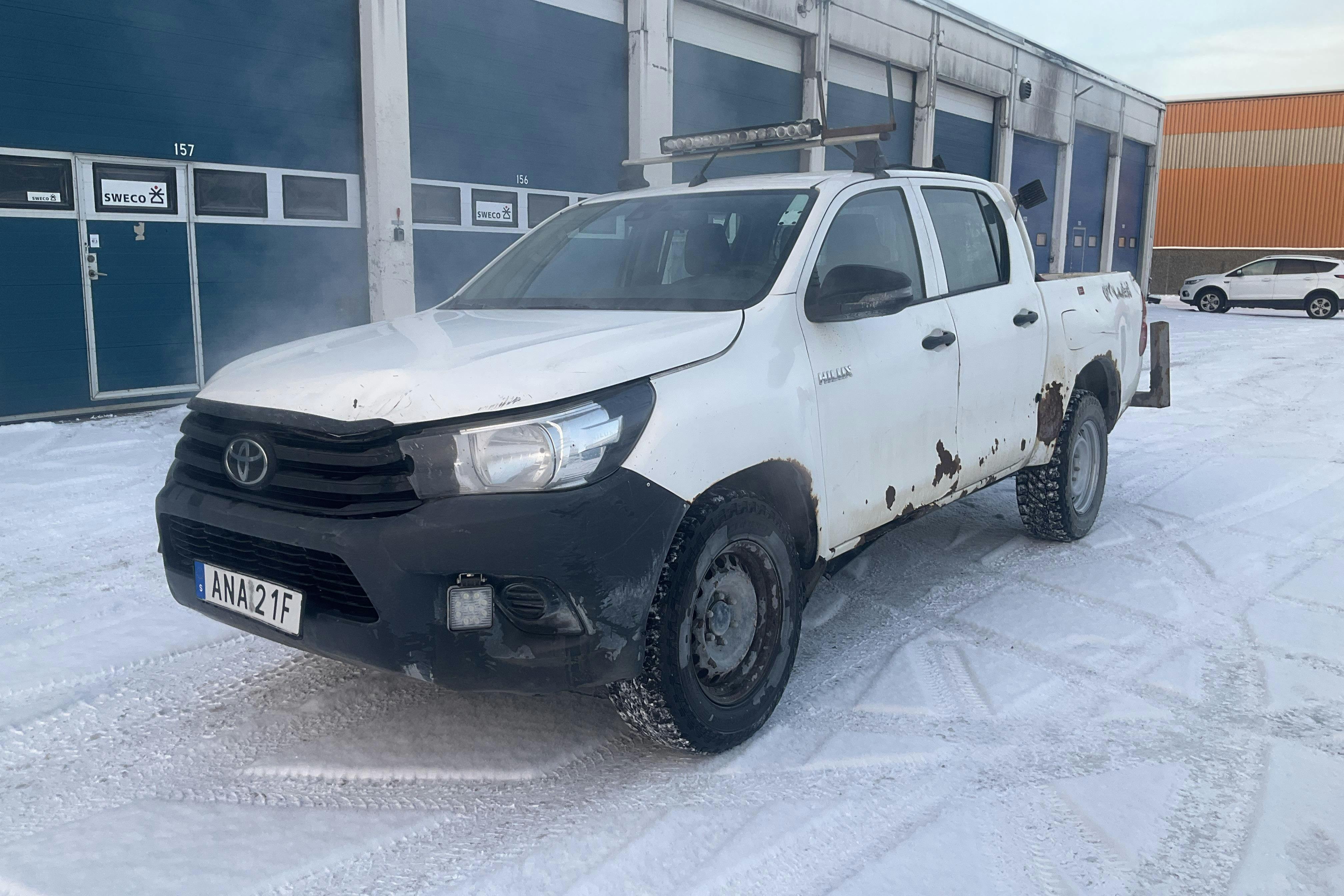 Presentationsfoto 1 av 12: Toyota Hilux 2.4 D 4WD (150hk) - 5 857 mil - Manuell - vit - 2019