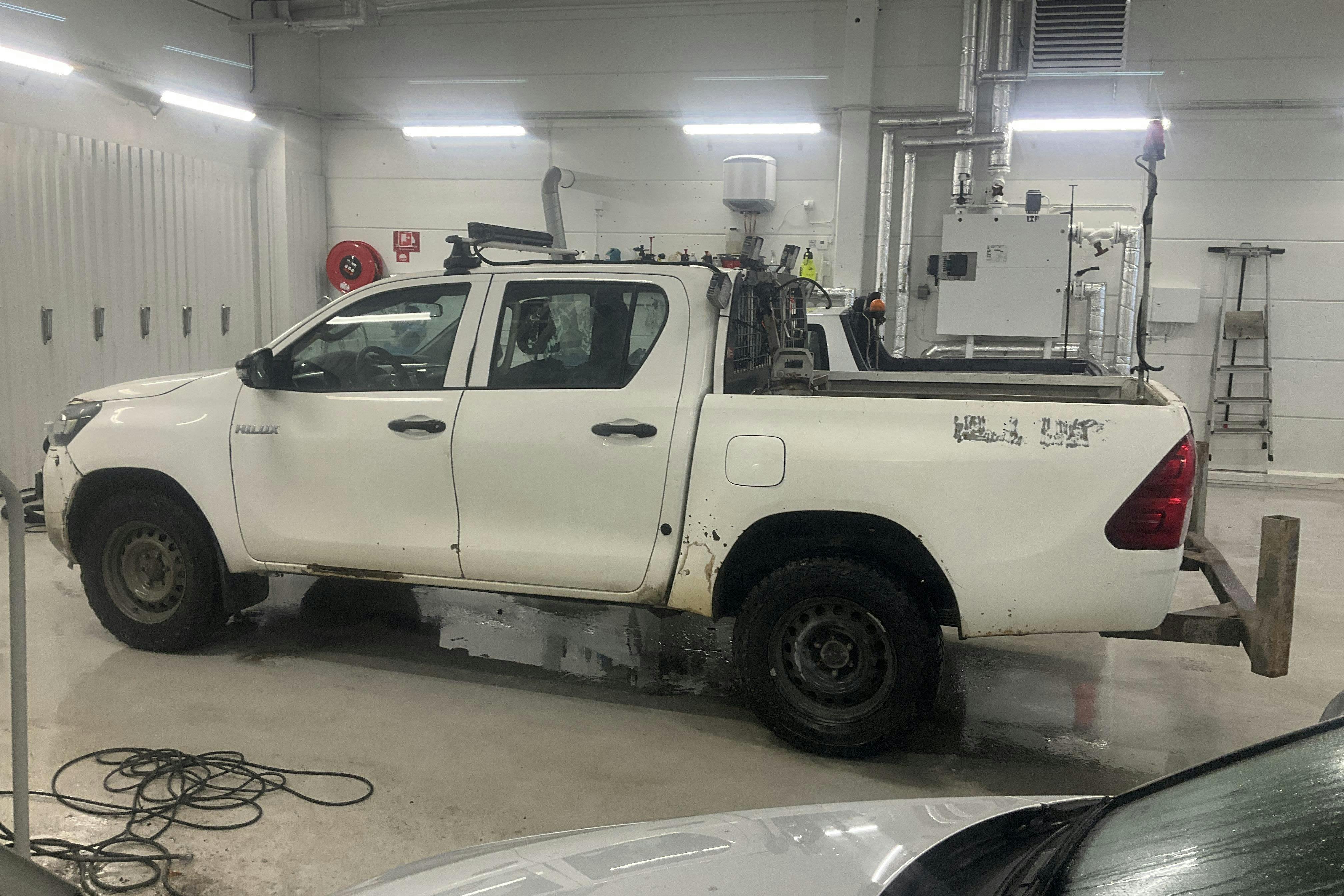 Presentation photo 2 of 11: Toyota Hilux 2.4 D 4WD (150hk) - 43 130 km - Manual - white - 2021