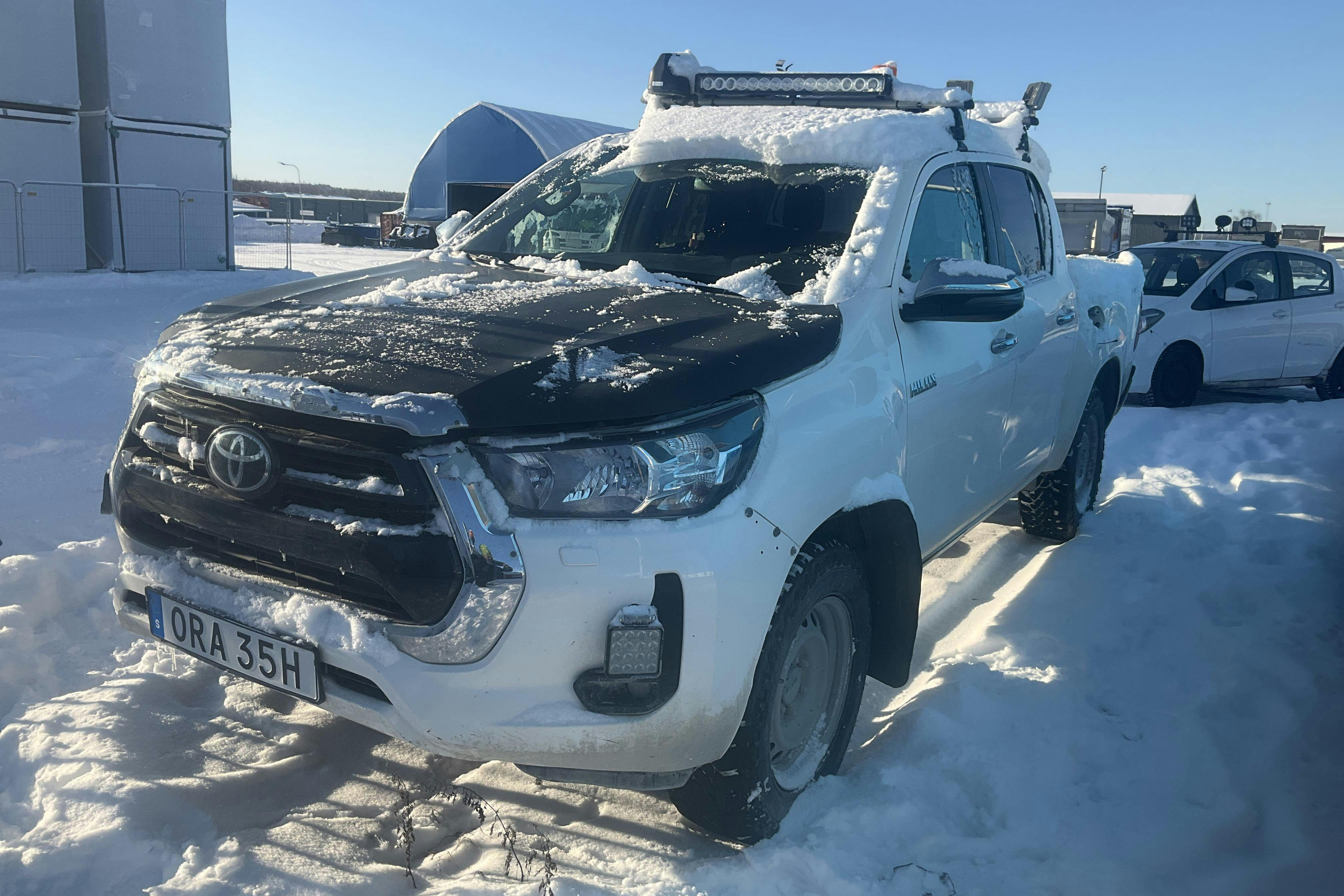 Presentationsfoto 1 av 13: Toyota Hilux 2.4 D 4WD (150hk) - 4 134 mil - Automat - vit - 2023