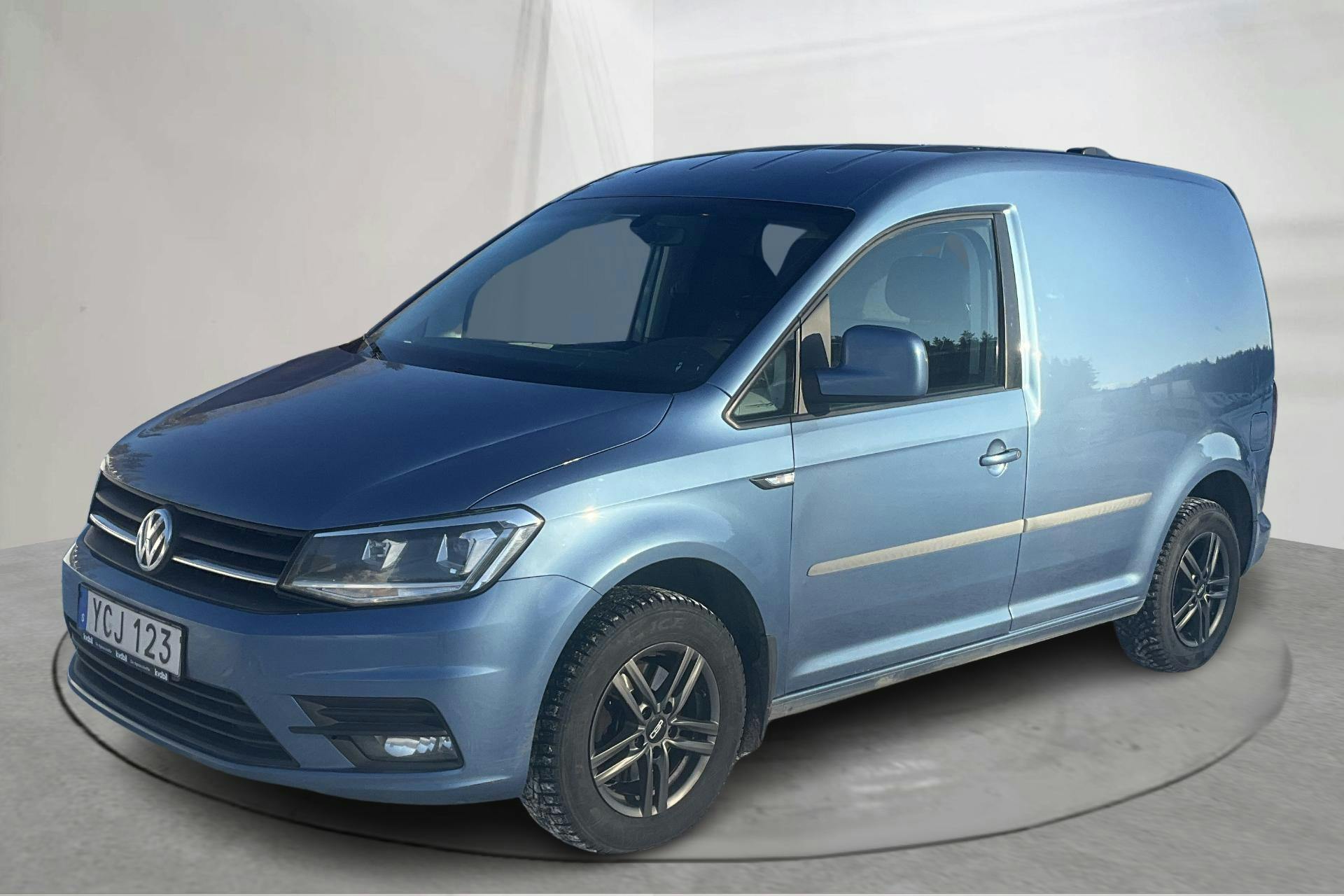 Presentationsfoto 1 av 13: VW Caddy 2.0 TDI Skåp (102hk) - 16 564 mil - Automat - Light Blue - 2016