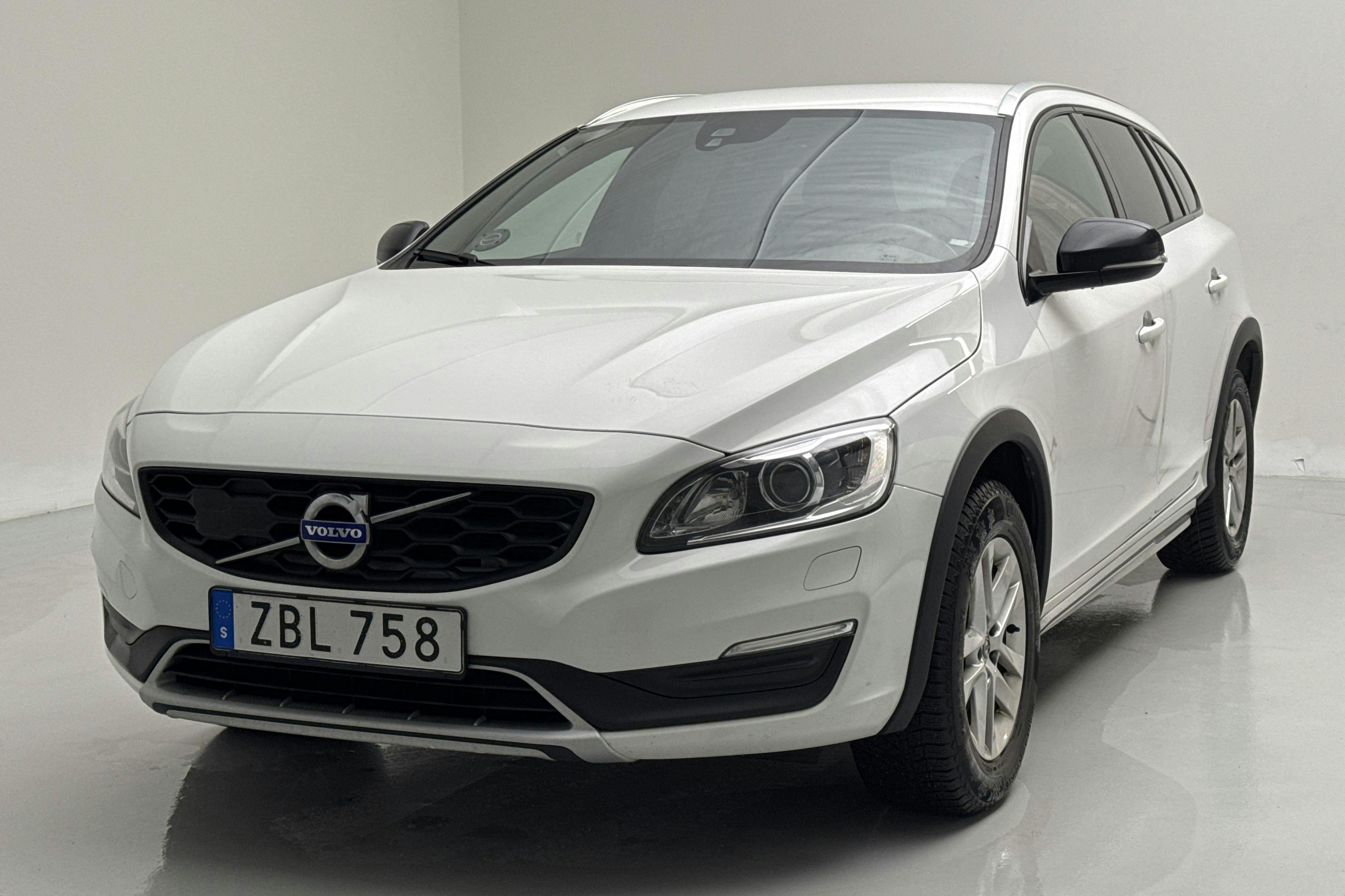 Präsentationsfoto 1 von 13: Volvo V60 D3 Cross Country (150hk) - 200 830 Kilometer - Verkaufsautomat - Weiß - 2018
