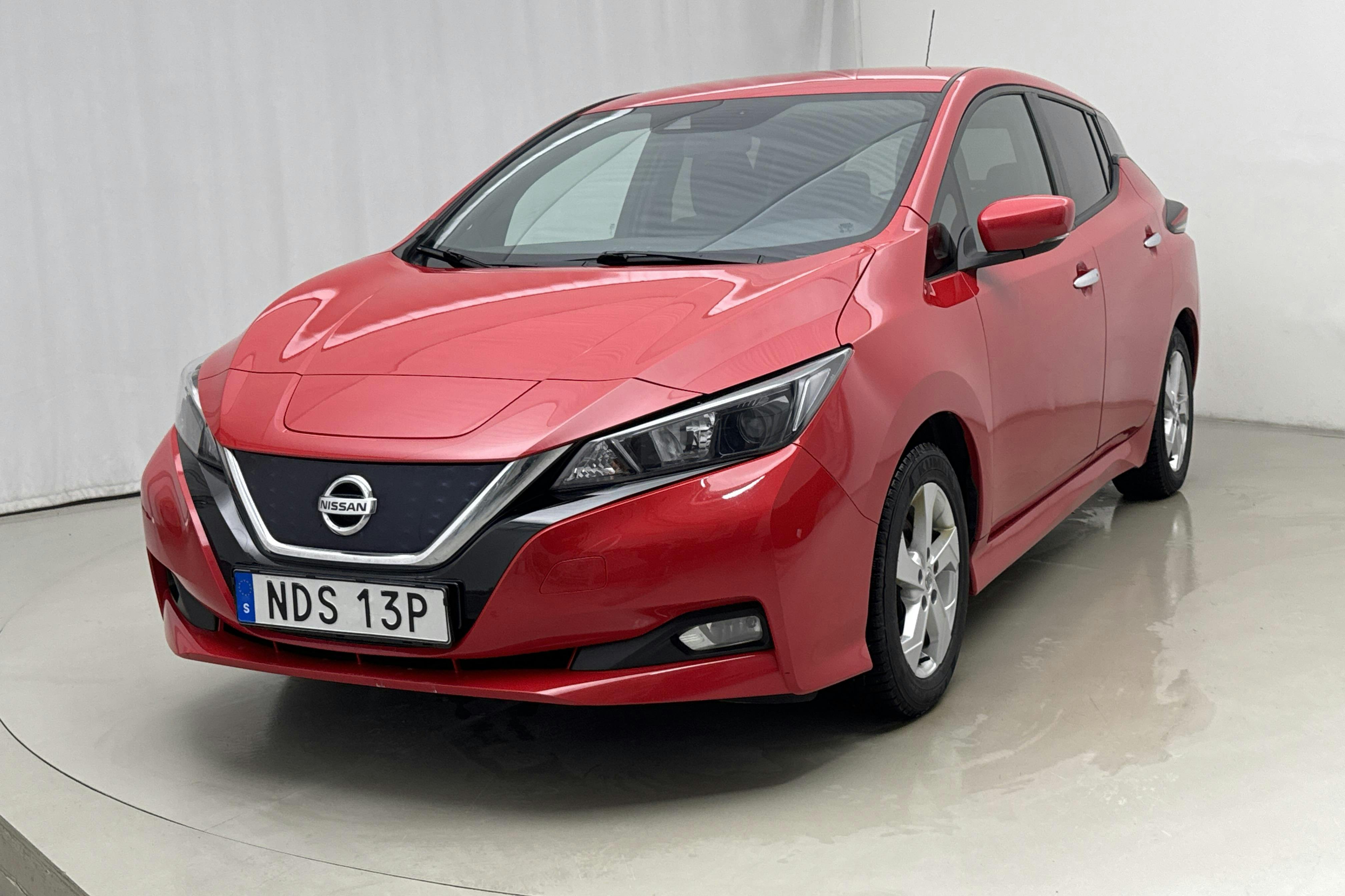 Presentation photo 1 of 18: Nissan LEAF 5dr 39kWh (150hk) - 83 740 km - Automatic - red - 2021