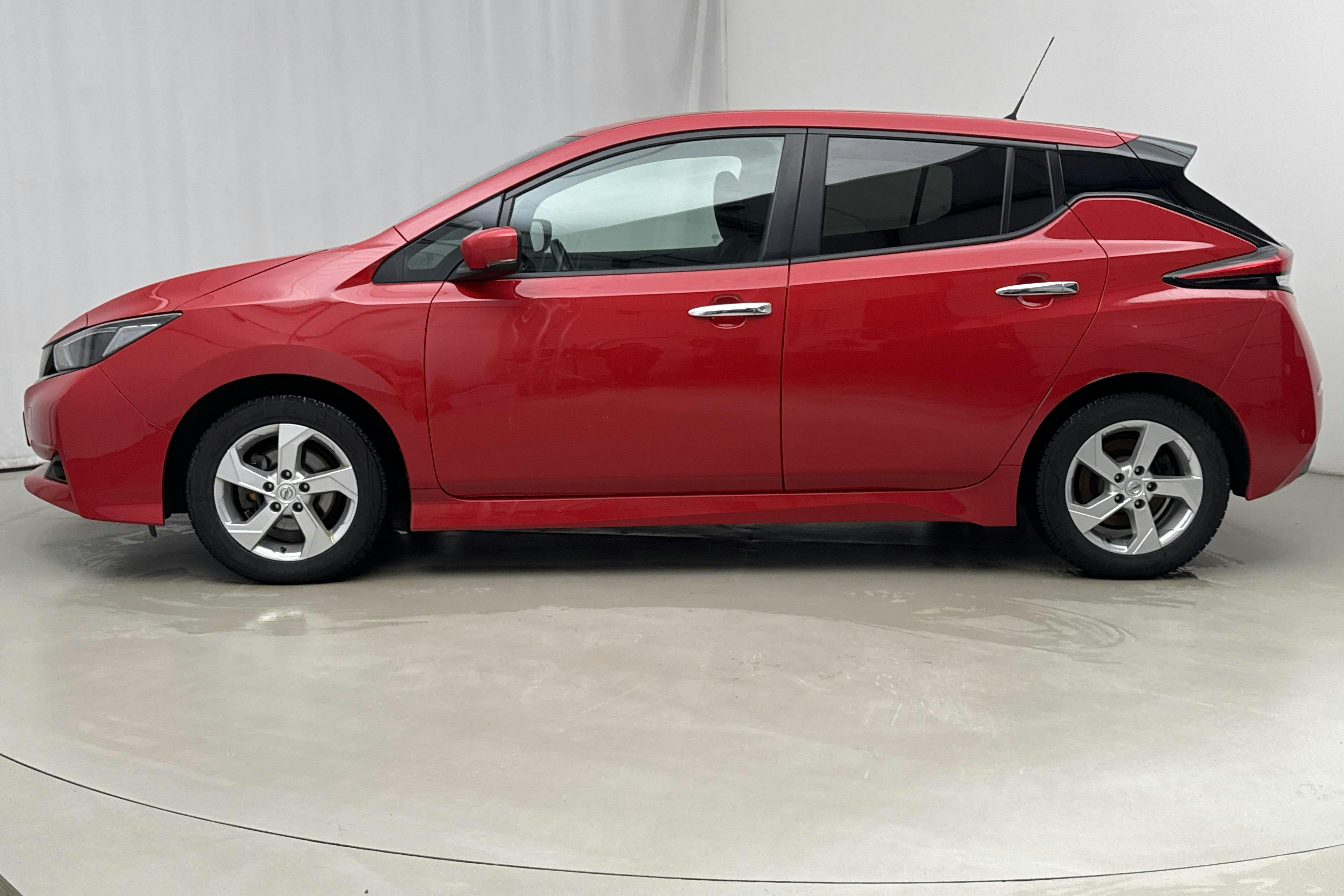 Presentation photo 2 of 18: Nissan LEAF 5dr 39kWh (150hk) - 83 740 km - Automatic - red - 2021