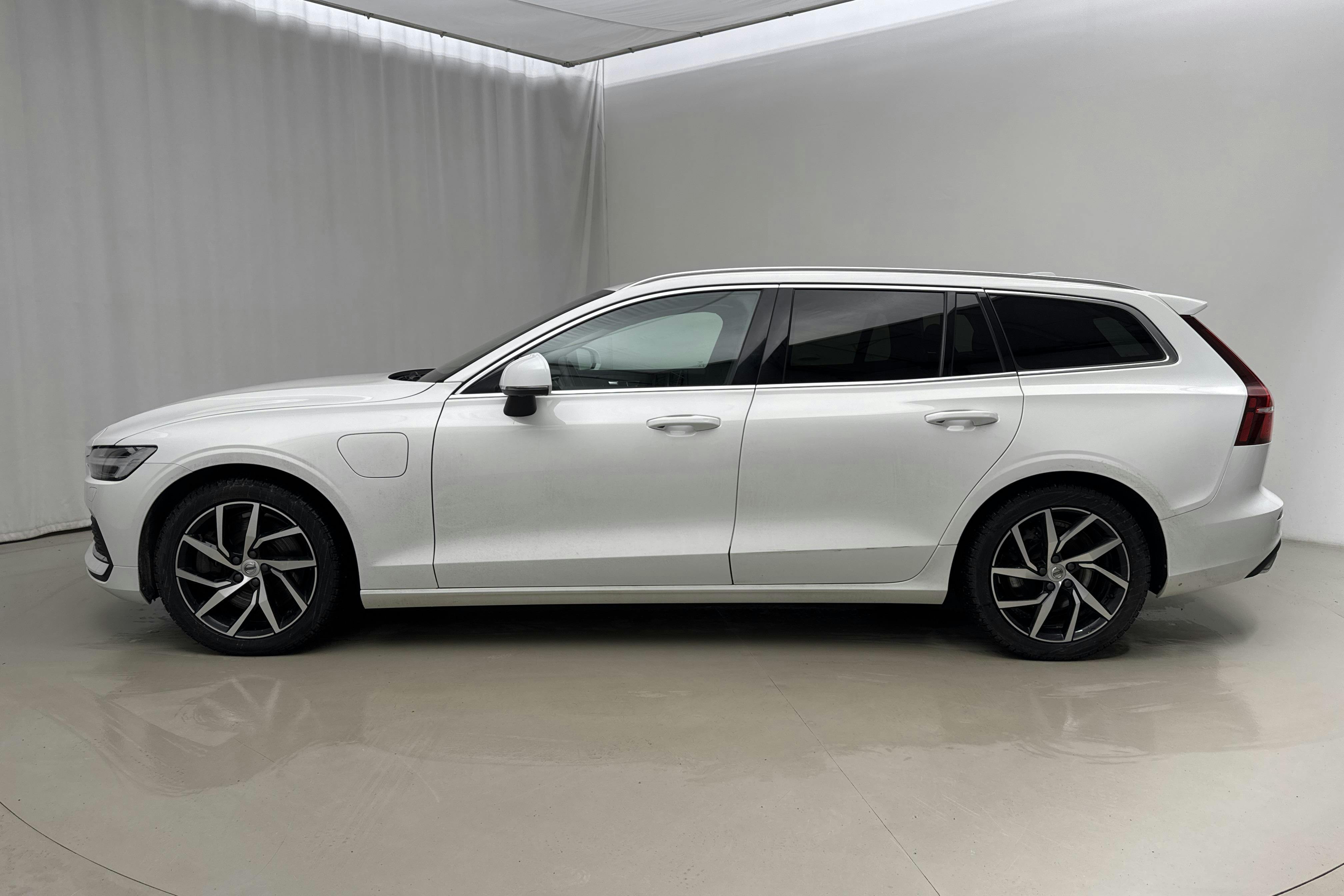 Presentationsfoto 2 av 22: Volvo V60 T6 AWD Recharge (350hk) - 10 816 mil - Automat - vit - 2022
