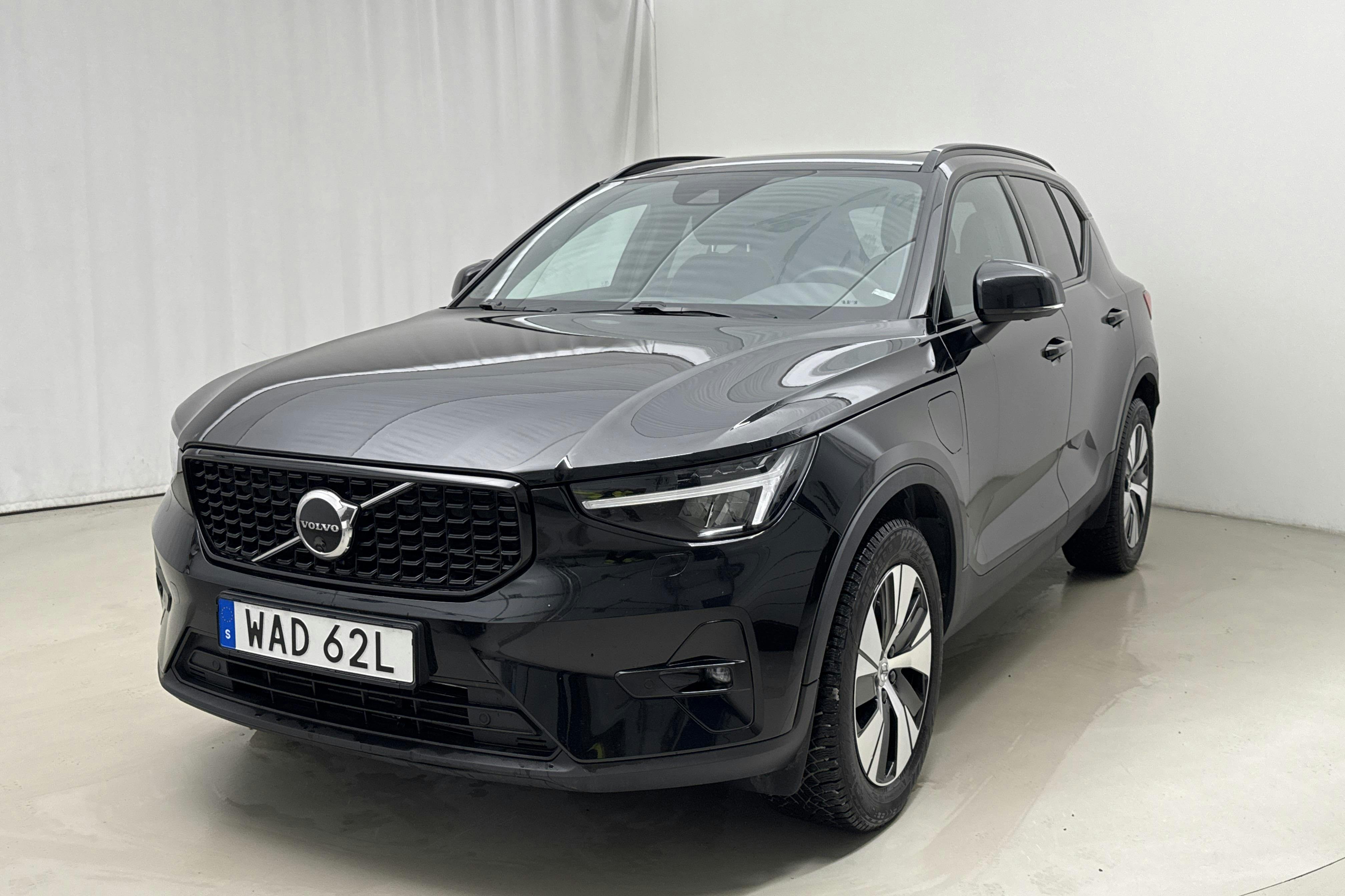 Præsentationsfoto 1 af 21: Volvo XC40 T4 2WD Twin Engine (211hk) - 86 630 kilometer - Salgsautomat - Sort - 2023
