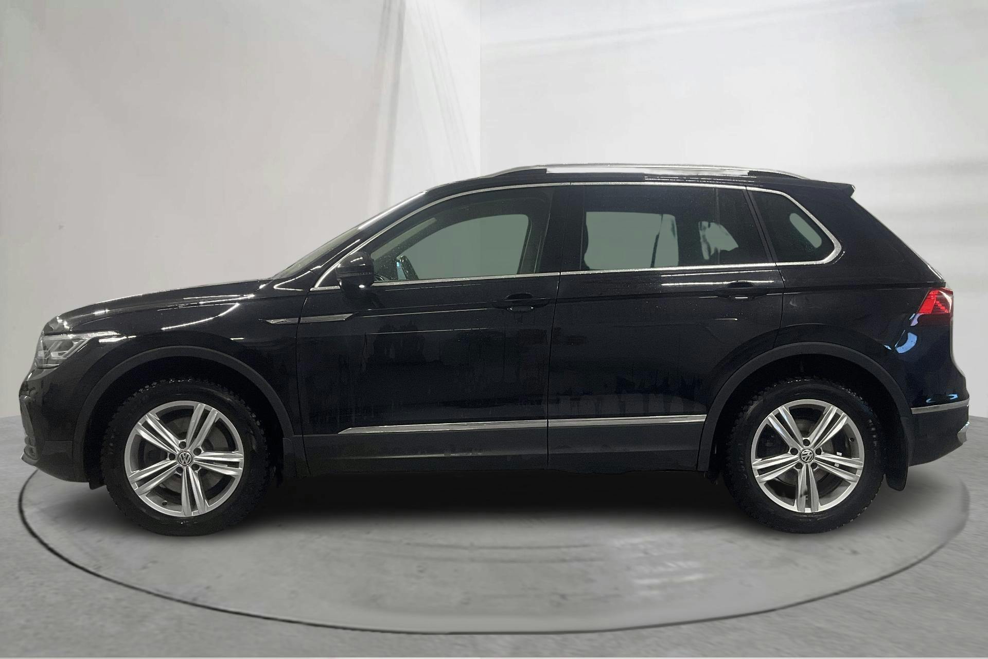 Presentationsfoto 2 av 23: VW Tiguan 2.0 TDI 4MOTION (200hk) - 16 866 mil - Automat - svart - 2021