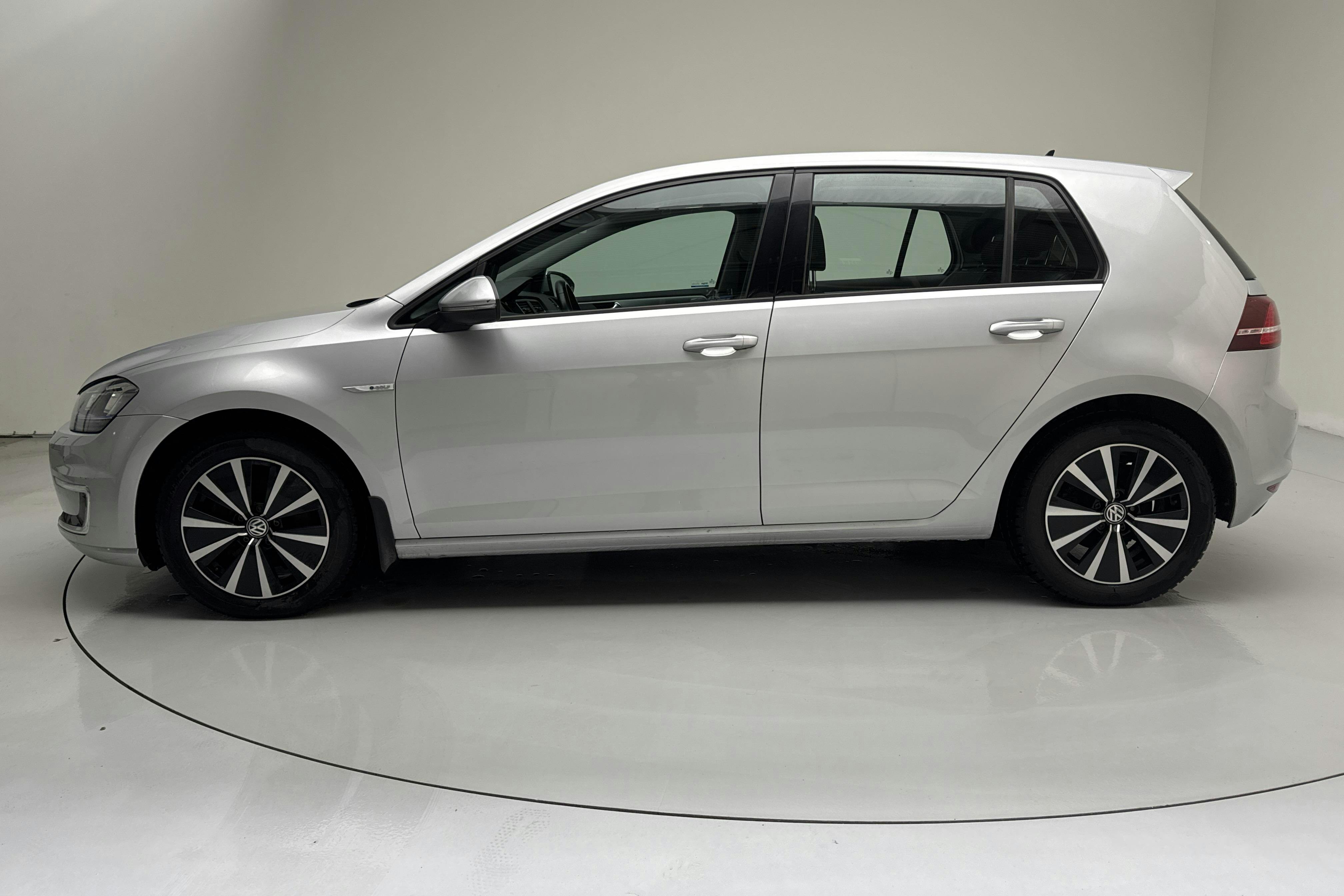 Presentationsfoto 2 av 15: VW e-Golf VII 5dr (115hk) - 16 826 mil - Automat - silver - 2017