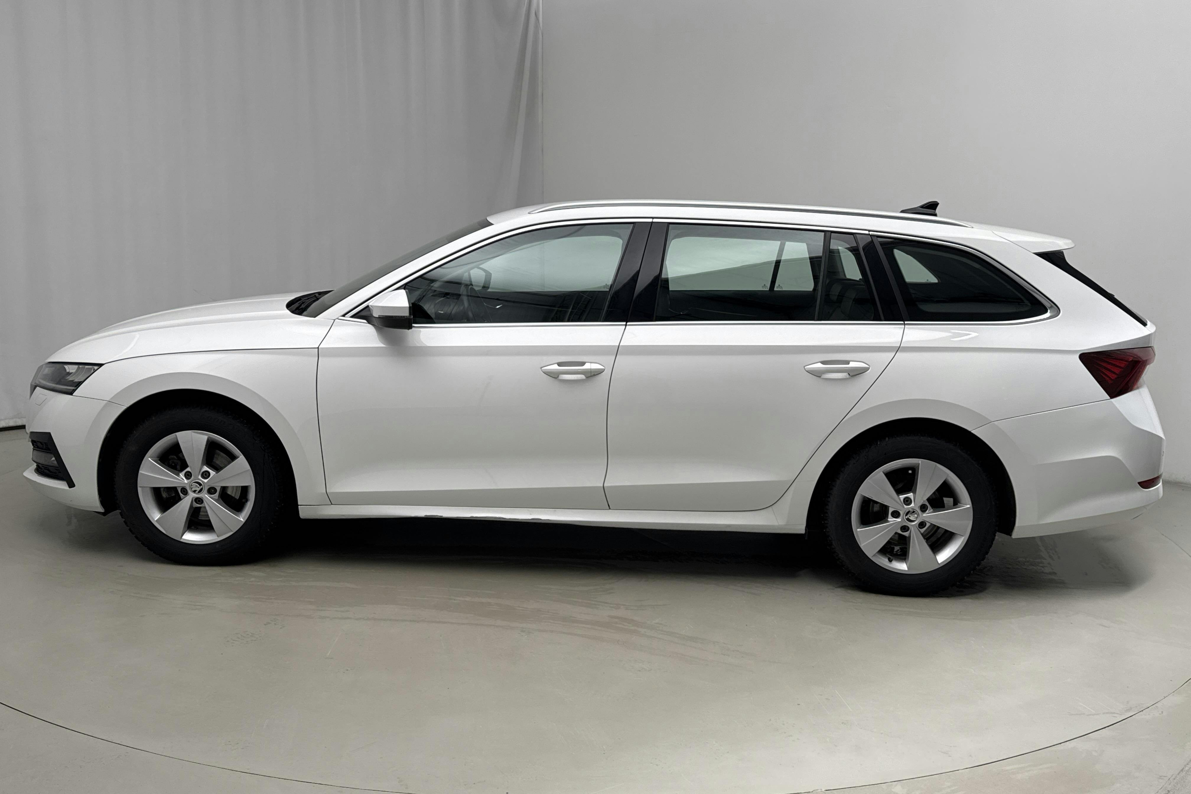 Præsentationsfoto 2 af 16: Skoda Octavia TSI e-Tec mHEV Combi (110hk) - 60 610 kilometer - Salgsautomat - Hvid - 2021