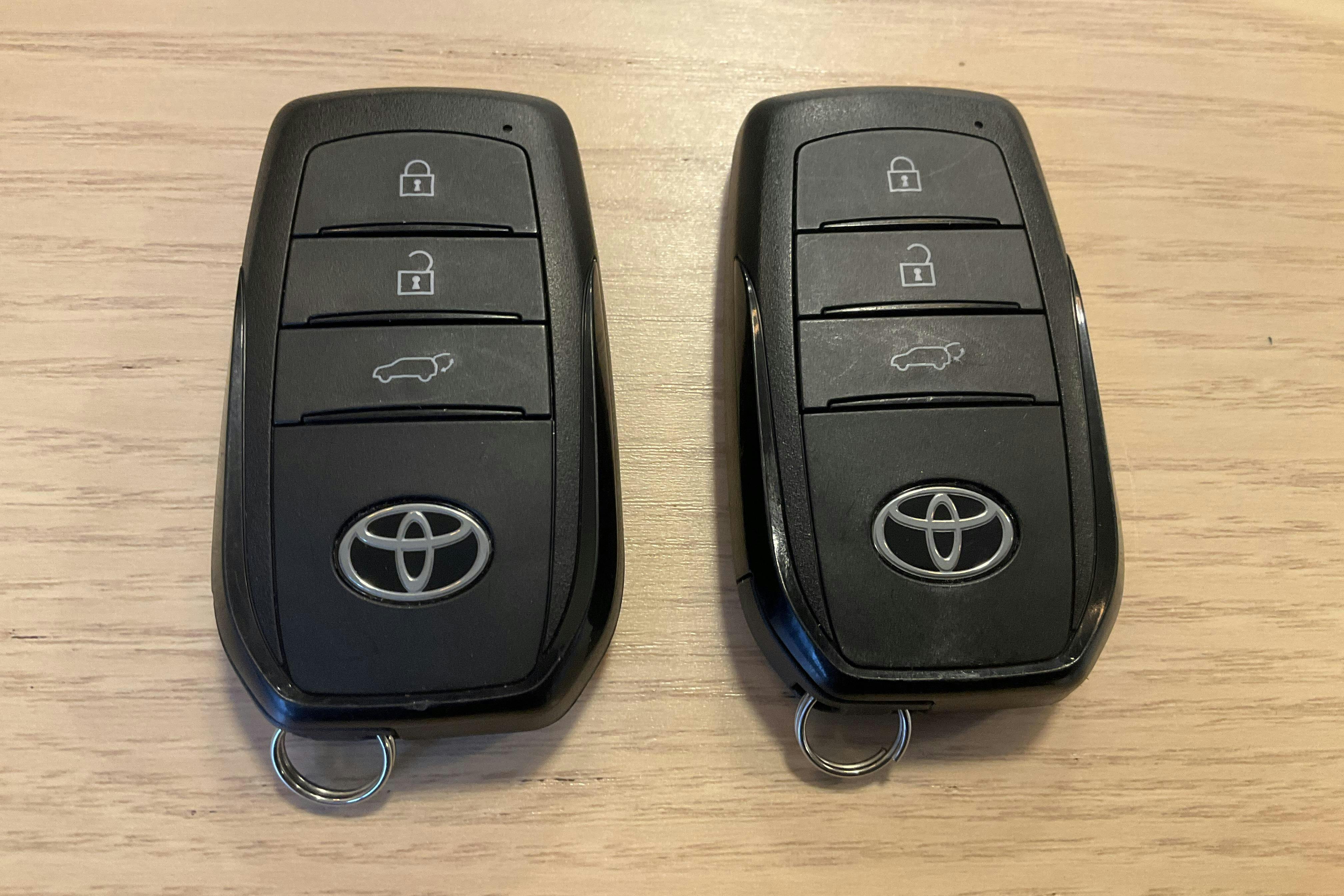 Präsentationsfoto 14 von 14: Toyota RAV4 2.5 HSD AWD (222hk) - 74 450 Kilometer - Verkaufsautomat - Weiß - 2024