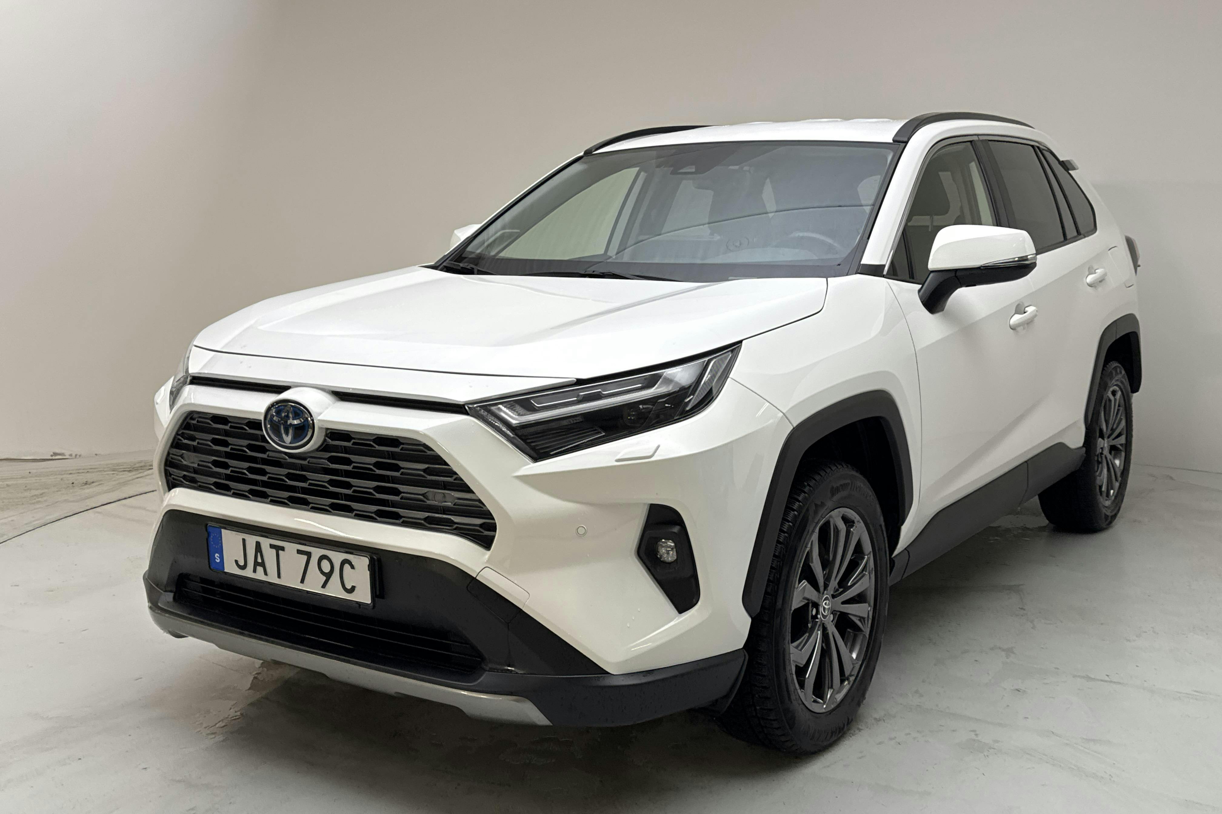 Präsentationsfoto 1 von 14: Toyota RAV4 2.5 HSD AWD (222hk) - 74 450 Kilometer - Verkaufsautomat - Weiß - 2024