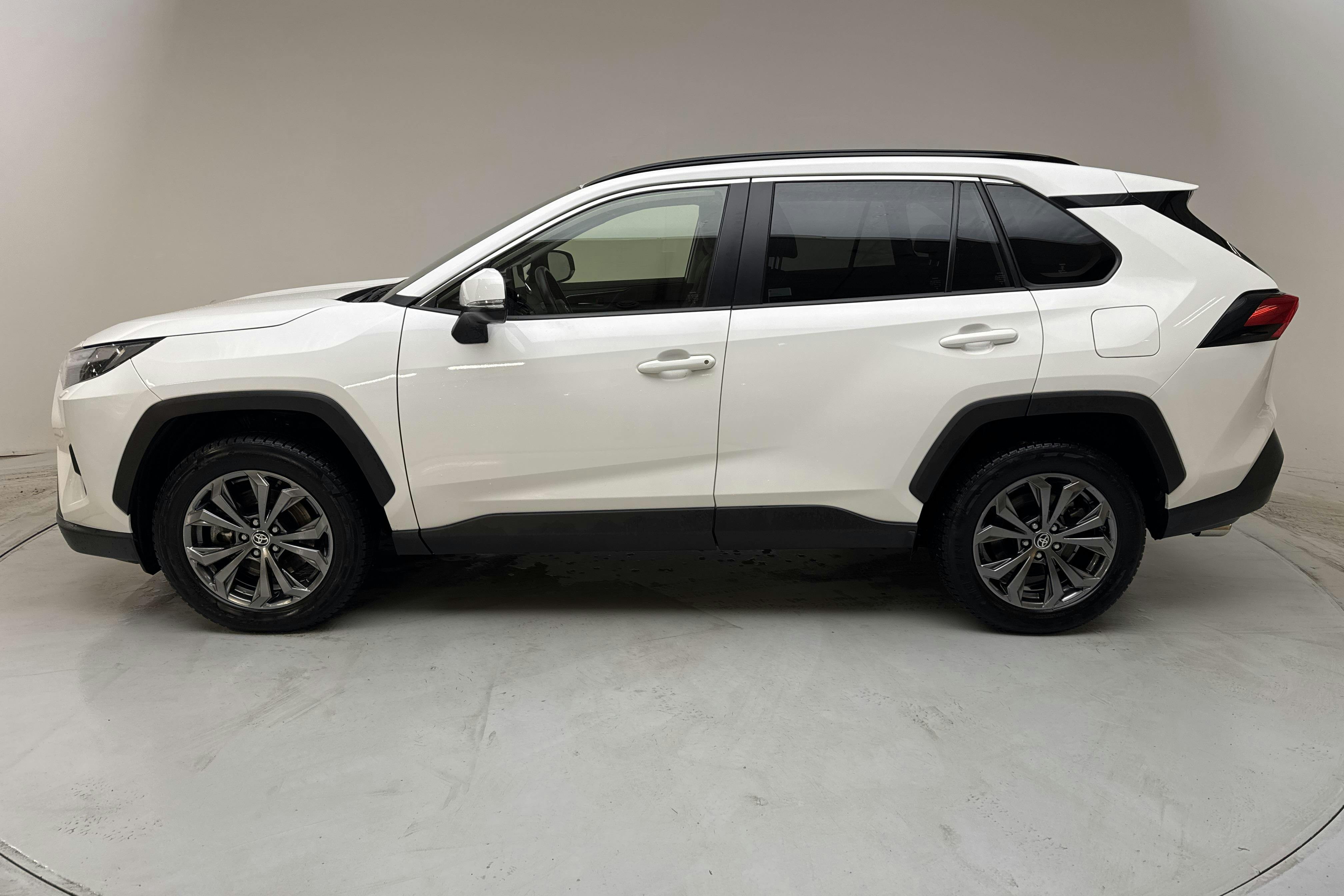 Präsentationsfoto 2 von 14: Toyota RAV4 2.5 HSD AWD (222hk) - 74 450 Kilometer - Verkaufsautomat - Weiß - 2024