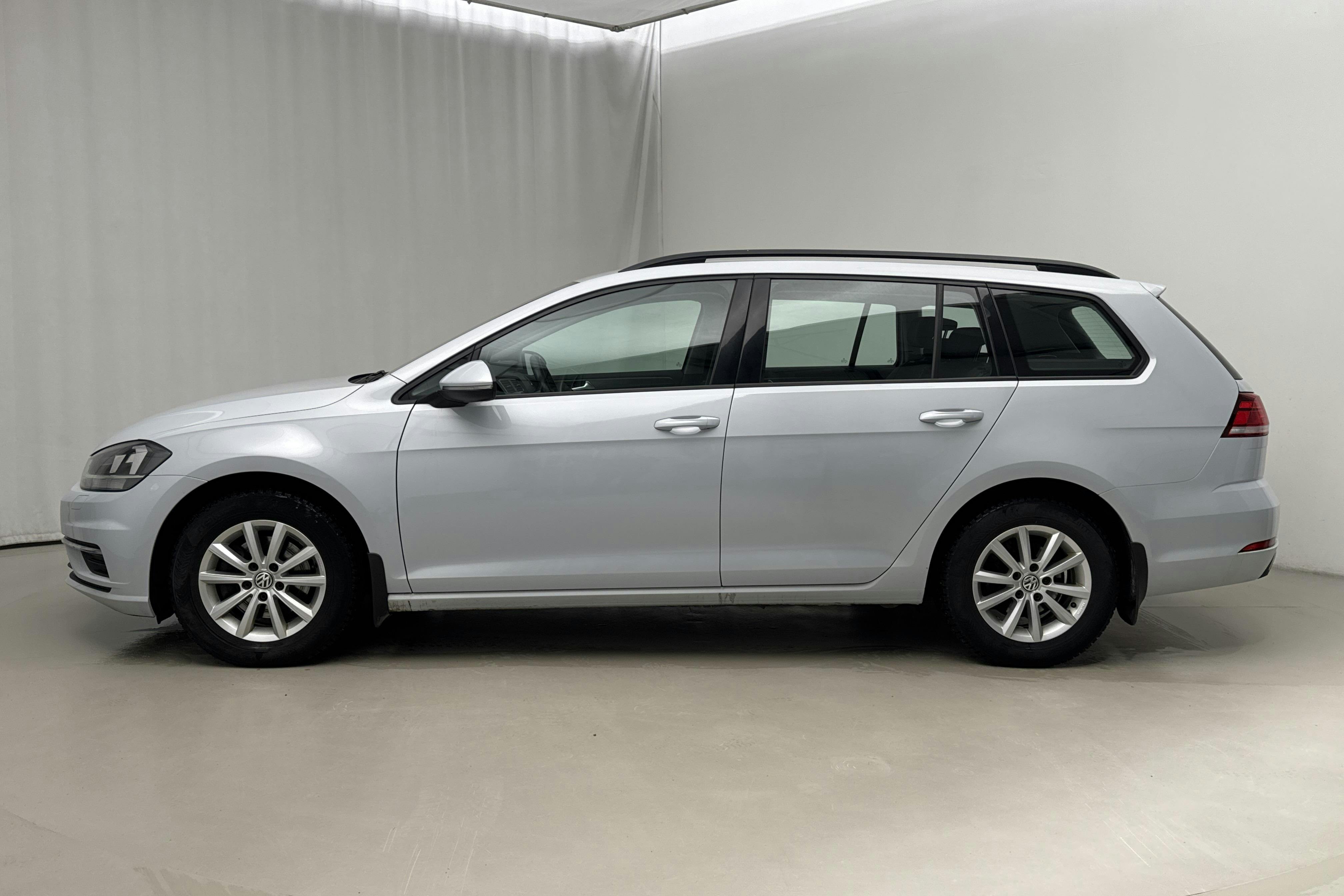 Presentationsfoto 2 av 17: VW Golf VII 1.0 TSI Sportscombi (110hk) - 16 611 mil - Manuell - Light Grey - 2018