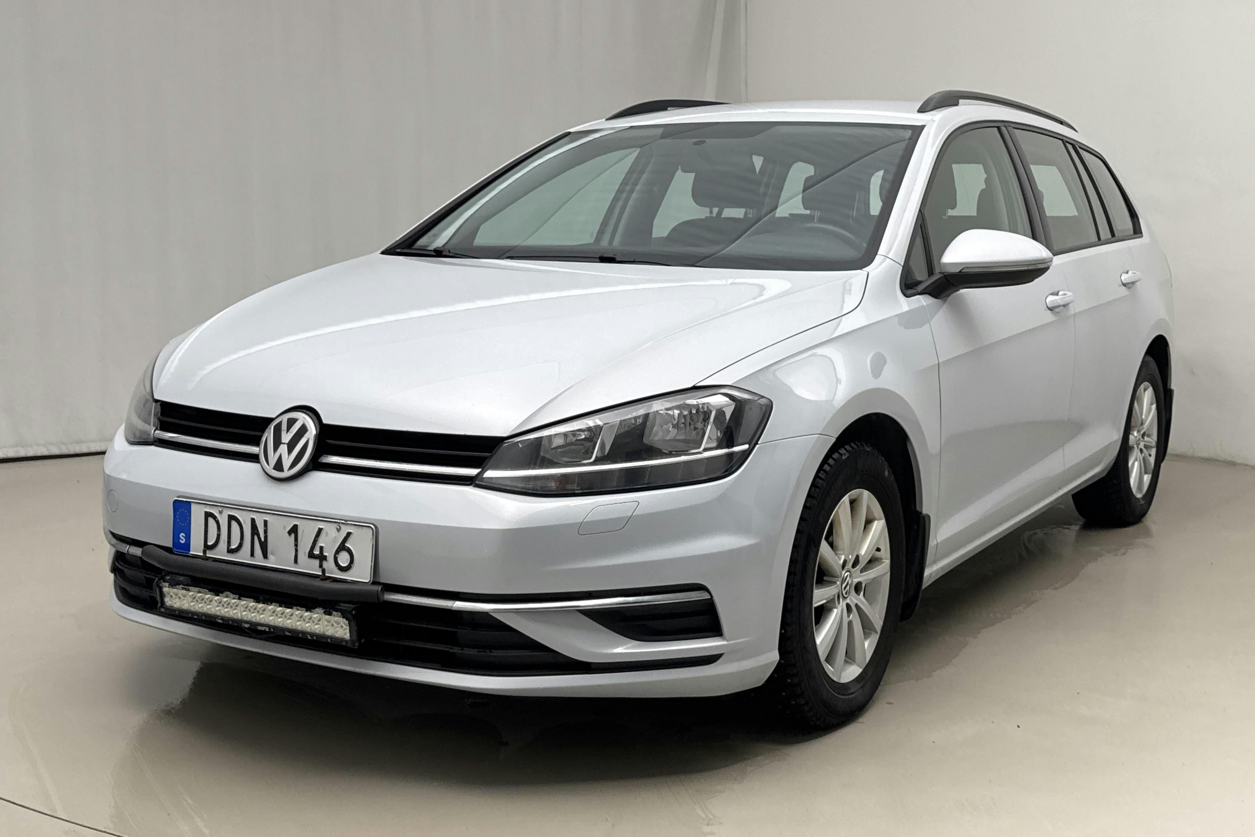 Presentationsfoto 1 av 17: VW Golf VII 1.0 TSI Sportscombi (110hk) - 16 611 mil - Manuell - Light Grey - 2018