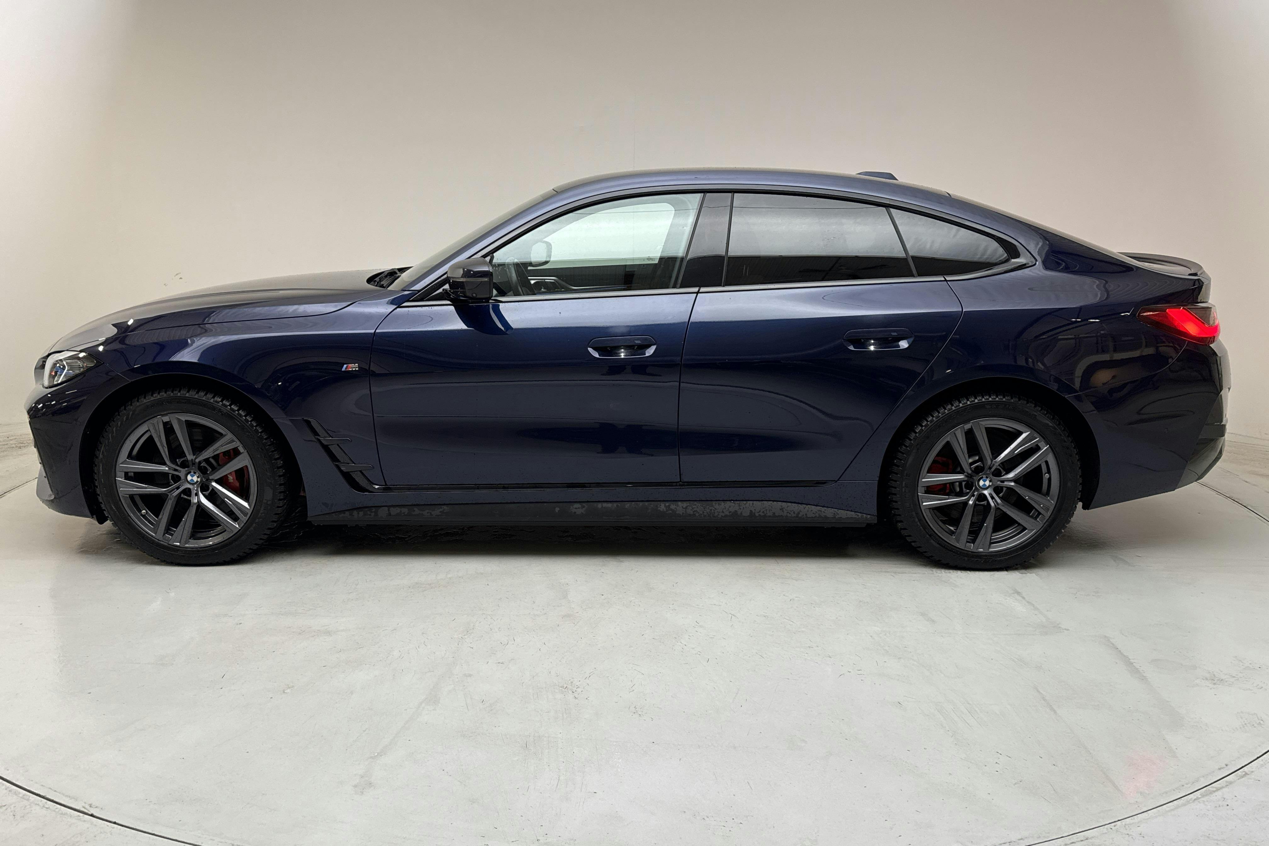 Presentationsfoto 2 av 19: BMW i4 eDrive40, G26 (340hk) - 4 778 mil - Automat - blå - 2024