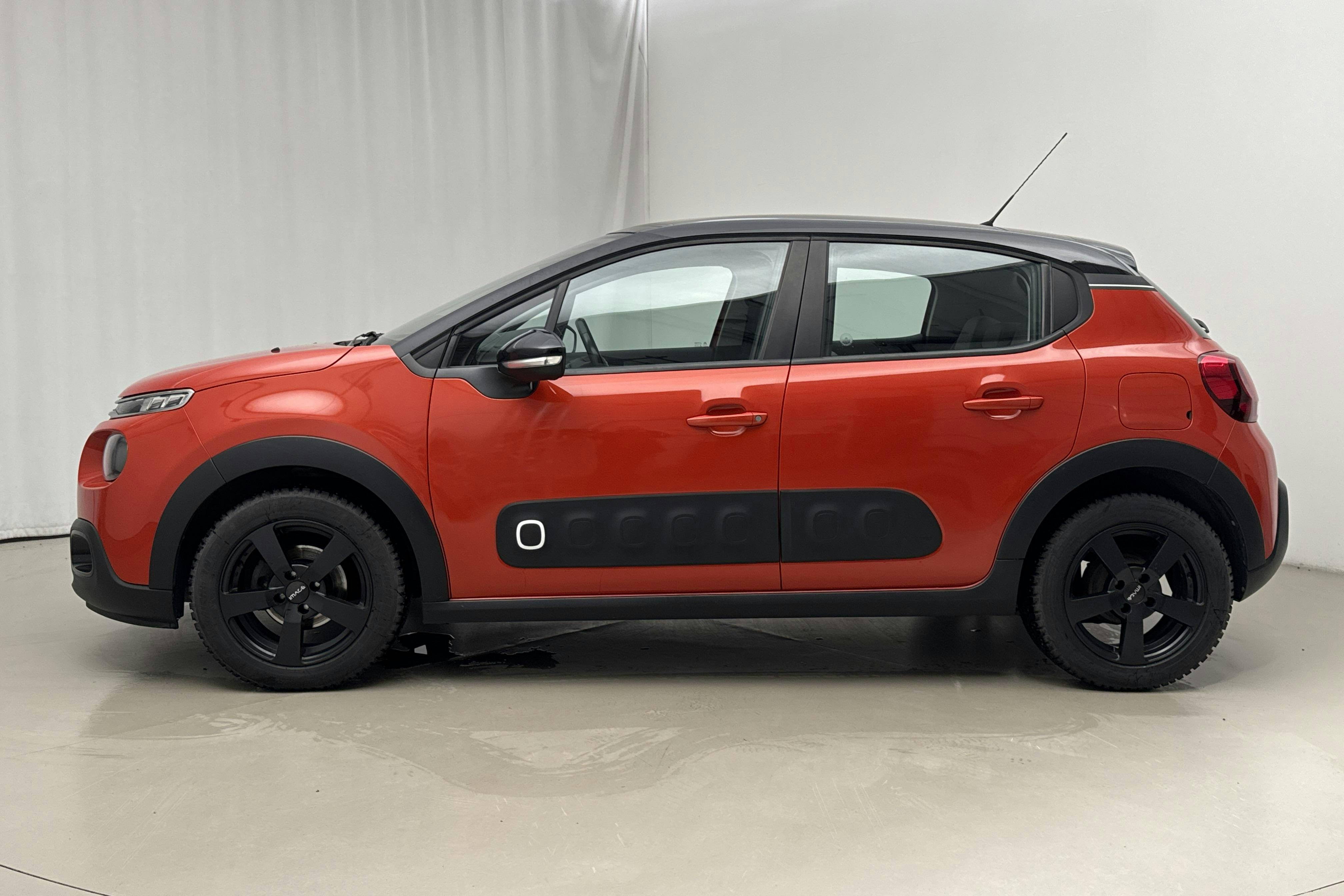 Presentationsfoto 2 av 19: Citroën C3 PureTech (82hk) - 6 587 mil - Manuell - orange - 2017