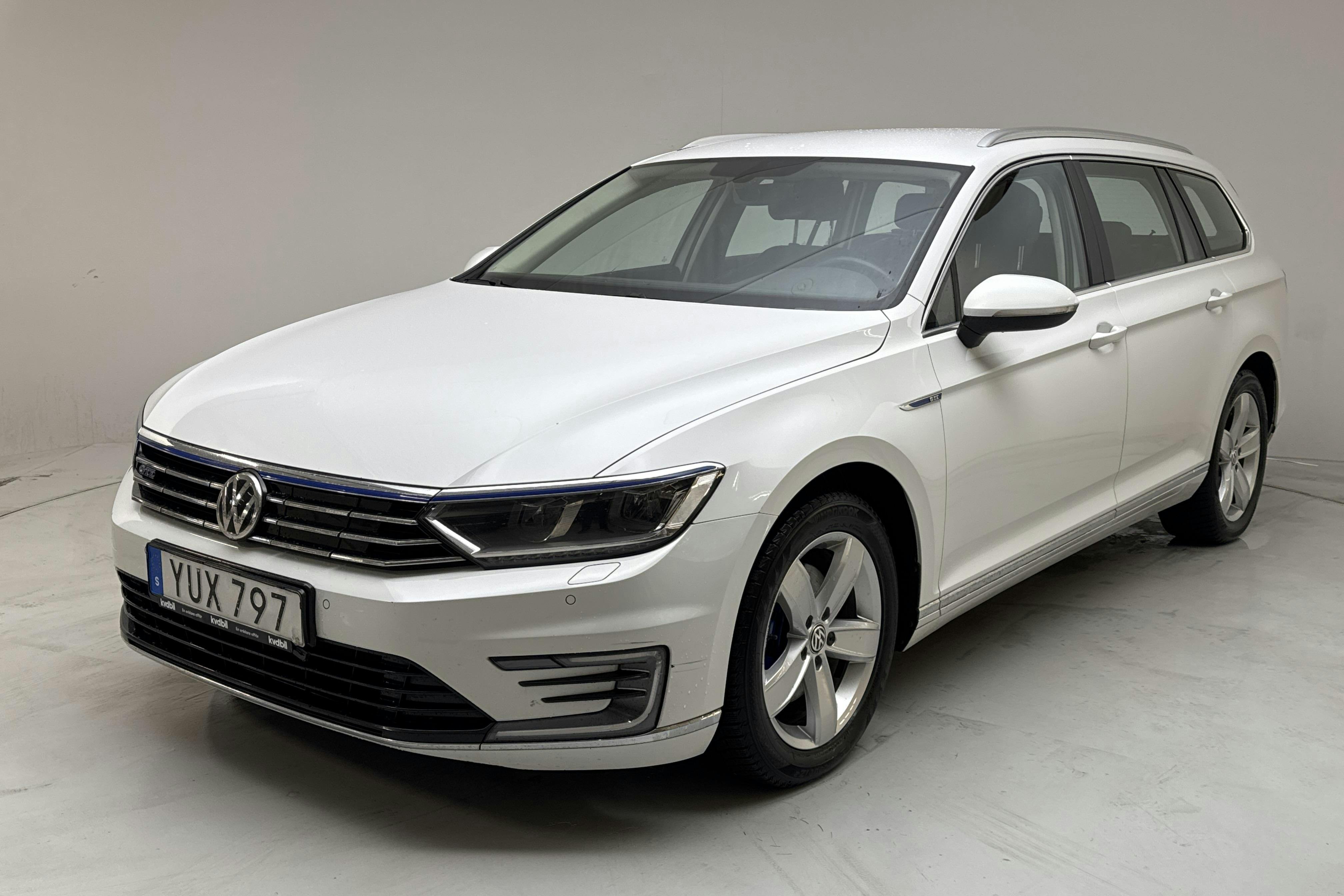 Presentationsfoto 1 av 16: VW Passat 1.4 Plug-in-Hybrid Sportscombi (218hk) - 17 670 mil - Automat - vit - 2018